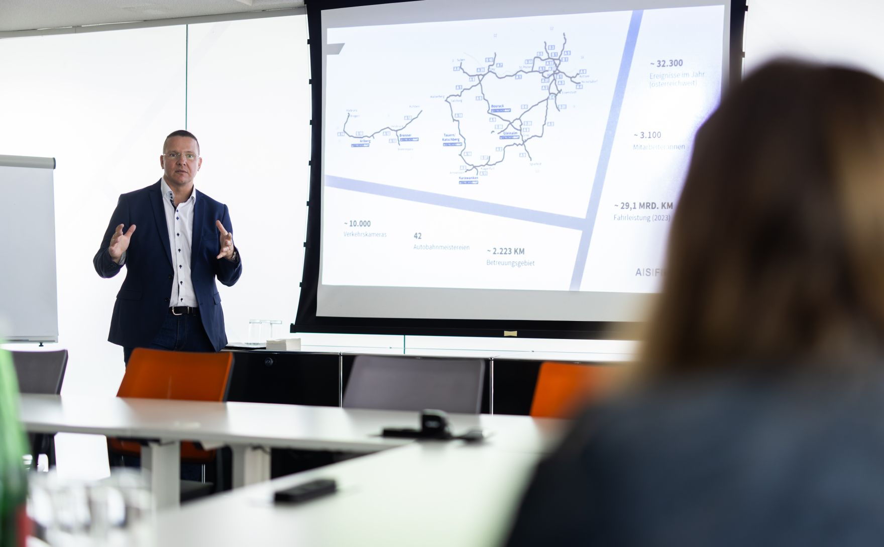 Am 22. August 2024 besuchte Staatssekret&auml;rin Claudia Plakolm (im Bild) die nationale Verkehrsmanagement-Zentrale der ASFINAG in Wien-Inzersdorf.