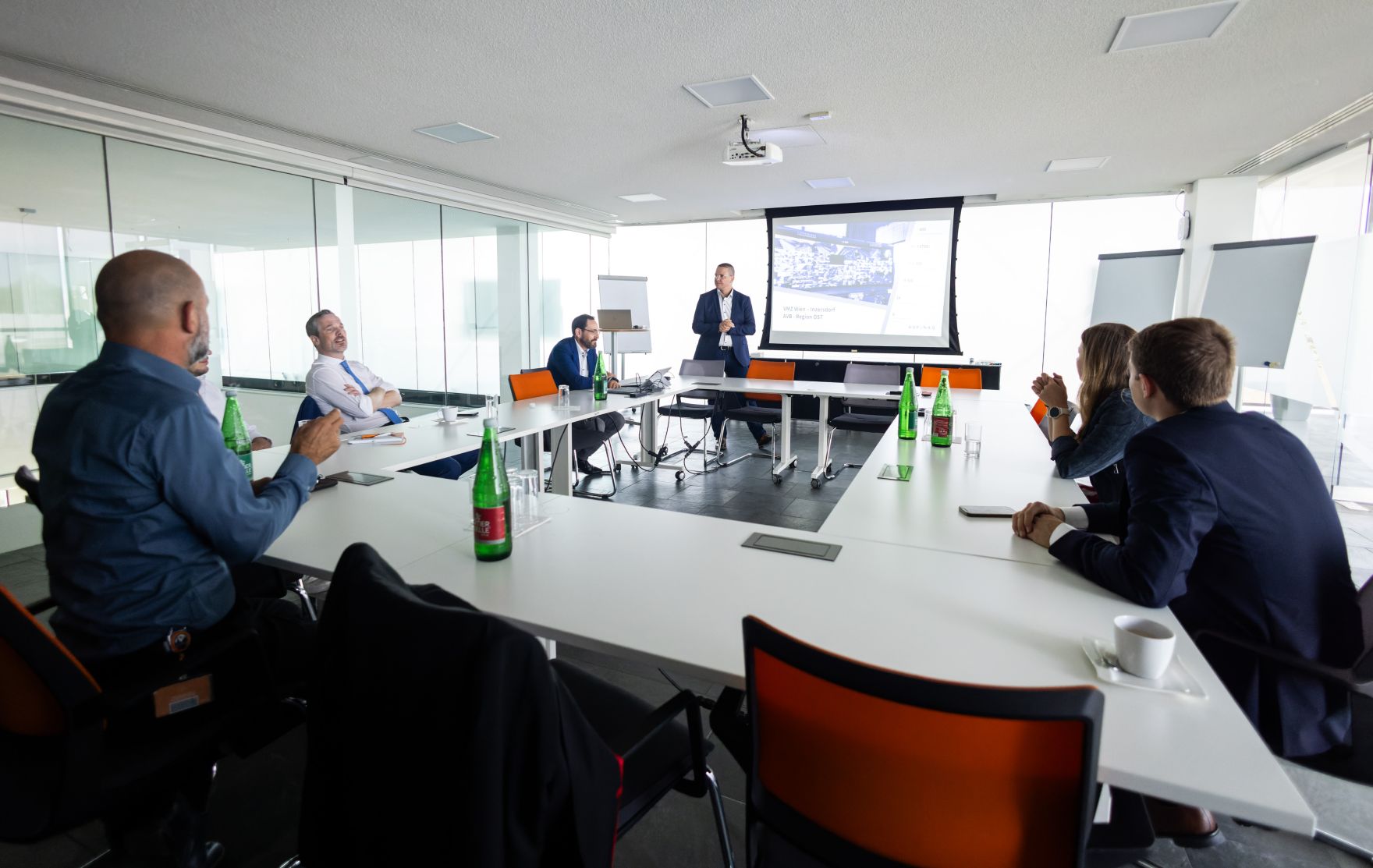 Am 22. August 2024 besuchte Staatssekret&auml;rin Claudia Plakolm (im Bild) die nationale Verkehrsmanagement-Zentrale der ASFINAG in Wien-Inzersdorf.