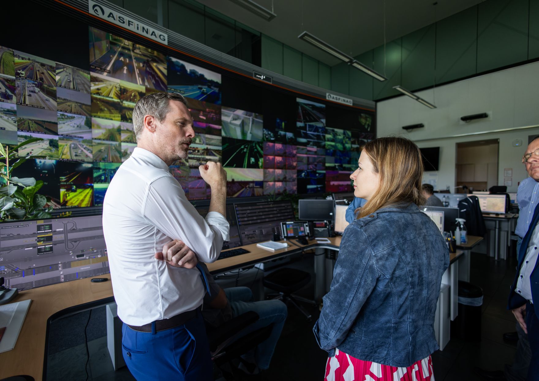 Am 22. August 2024 besuchte Staatssekret&auml;rin Claudia Plakolm (im Bild) die nationale Verkehrsmanagement-Zentrale der ASFINAG in Wien-Inzersdorf.