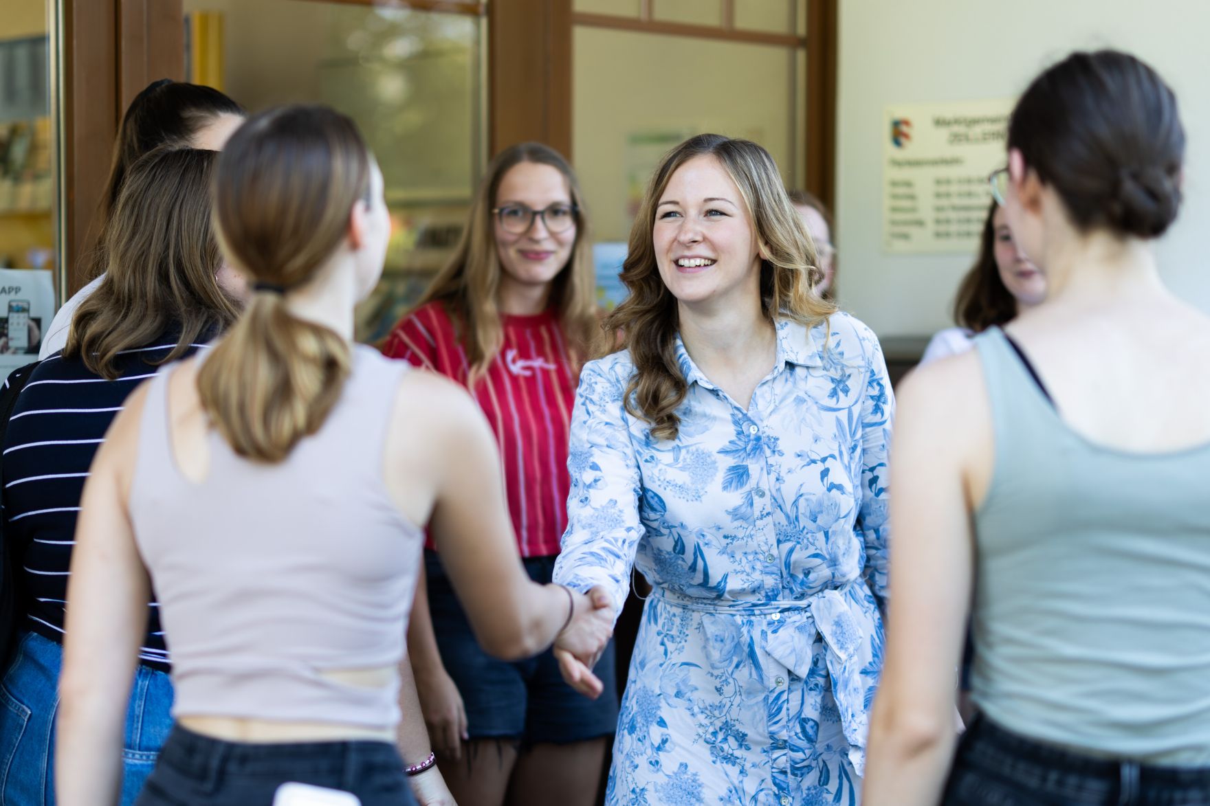 Am 30. August 2024 besuchte Staatssekret&auml;rin Claudia Plakolm (m.r.) die Teilnehmerinnen und Teilnehmer des Projektmarathon Nieder&ouml;sterreich.