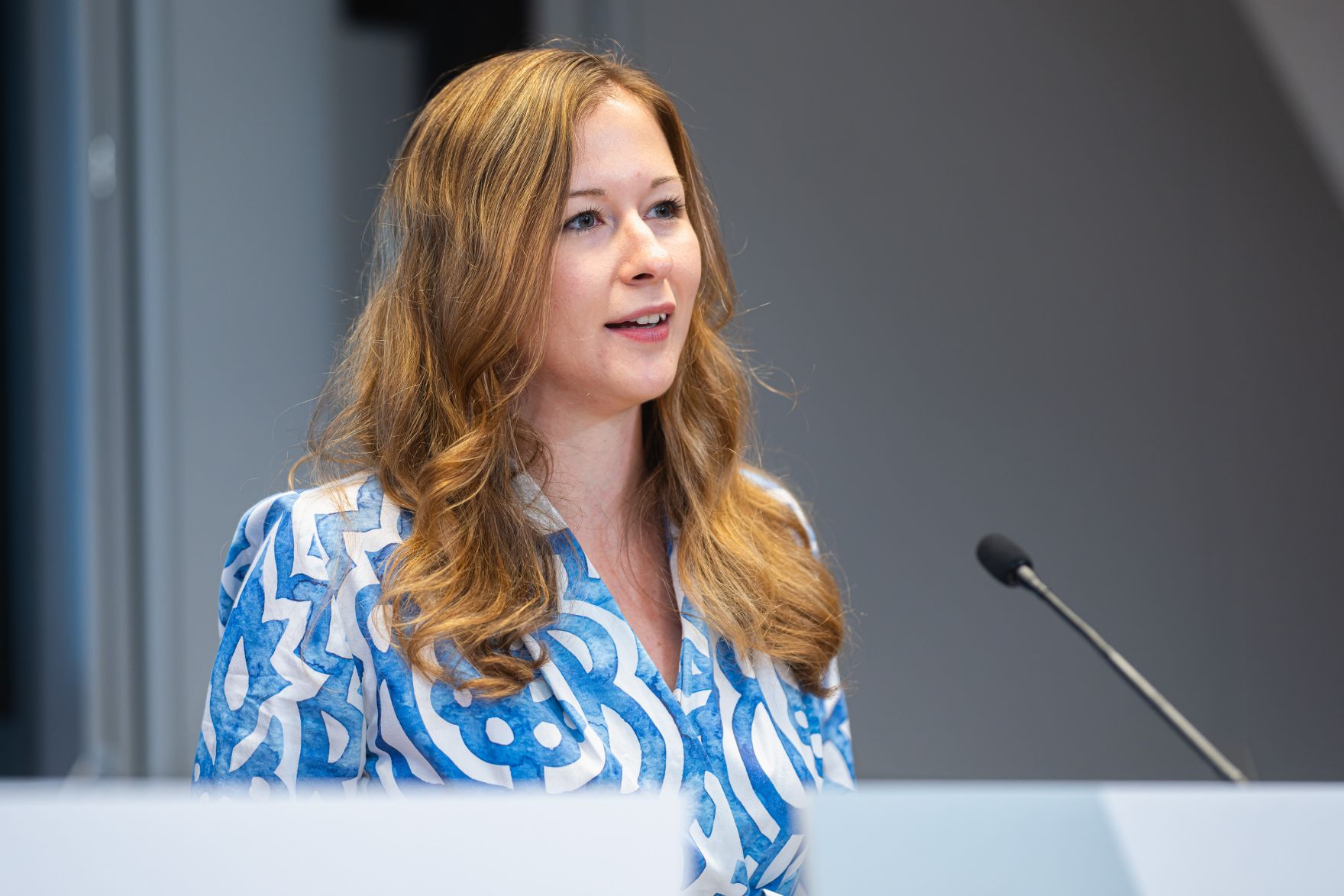 Am 2. September 2024 gab Staatssekret&auml;rin Claudia Plakolm (im Bild) gemeinsam mit Bundesminister Martin Kocher und dem Pr&auml;sidenten der WKO Steiermark Josef Herk eine Pressekonferenz zum Thema aktuelle Entwicklungen am Arbeitsmarkt und den Start in das neue Lehrjahr.