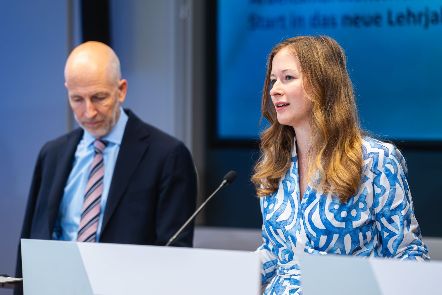 Am 2. September 2024 gab Staatssekret&auml;rin Claudia Plakolm (r.) gemeinsam mit Bundesminister Martin Kocher (l.) und dem Pr&auml;sidenten der WKO Steiermark Josef Herk eine Pressekonferenz zum Thema aktuelle Entwicklungen am Arbeitsmarkt und den Start in das neue Lehrjahr.
