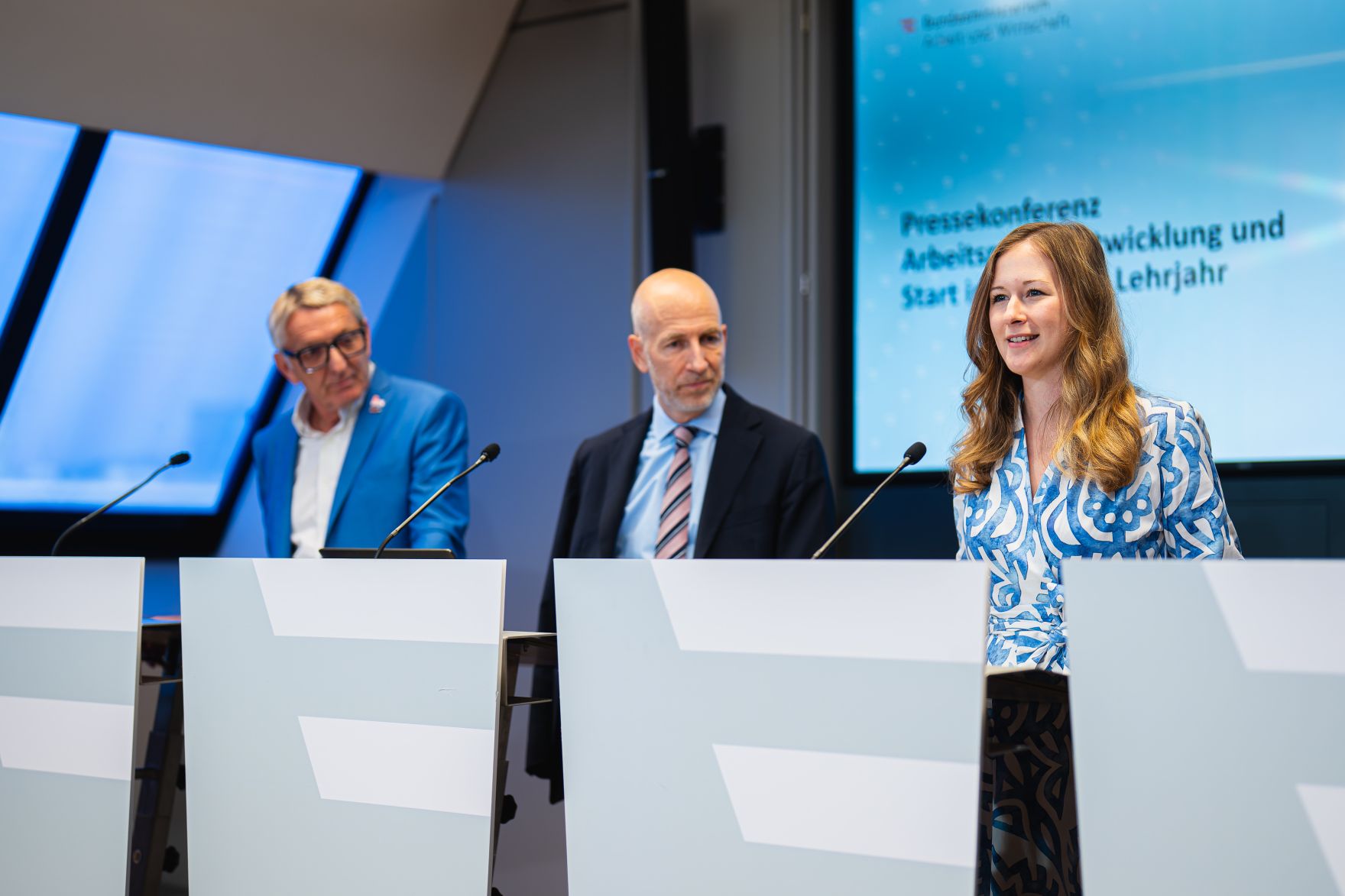 Am 2. September 2024 gab Staatssekret&auml;rin Claudia Plakolm (r.) gemeinsam mit Bundesminister Martin Kocher (m.) und dem Pr&auml;sidenten der WKO Steiermark Josef Herk (l.) eine Pressekonferenz zum Thema aktuelle Entwicklungen am Arbeitsmarkt und den Start in das neue Lehrjahr.