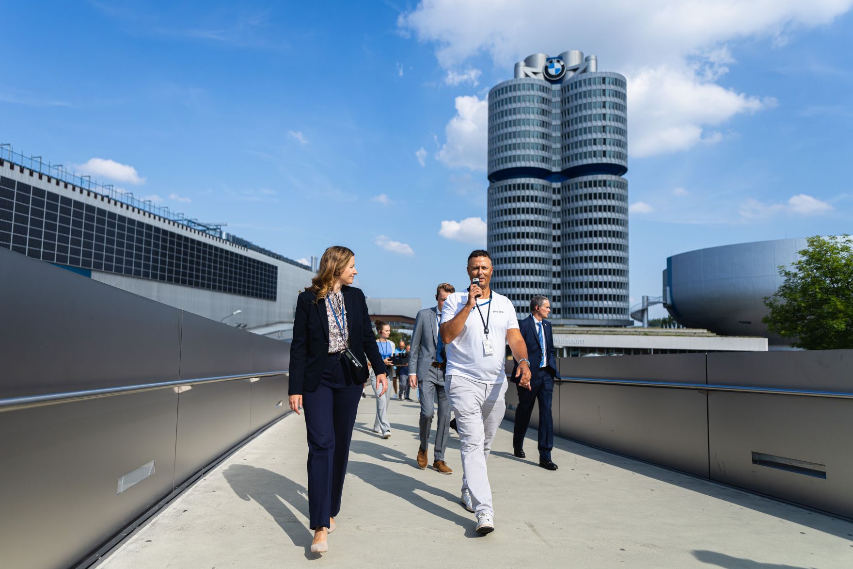 Am 4. September 2024 reiste Staatssekret&auml;rin Claudia Plakolm (l.) zu einem Arbeitsbesuch nach M&uuml;nchen. Im Bild beim Besuch der BMW-Welt.