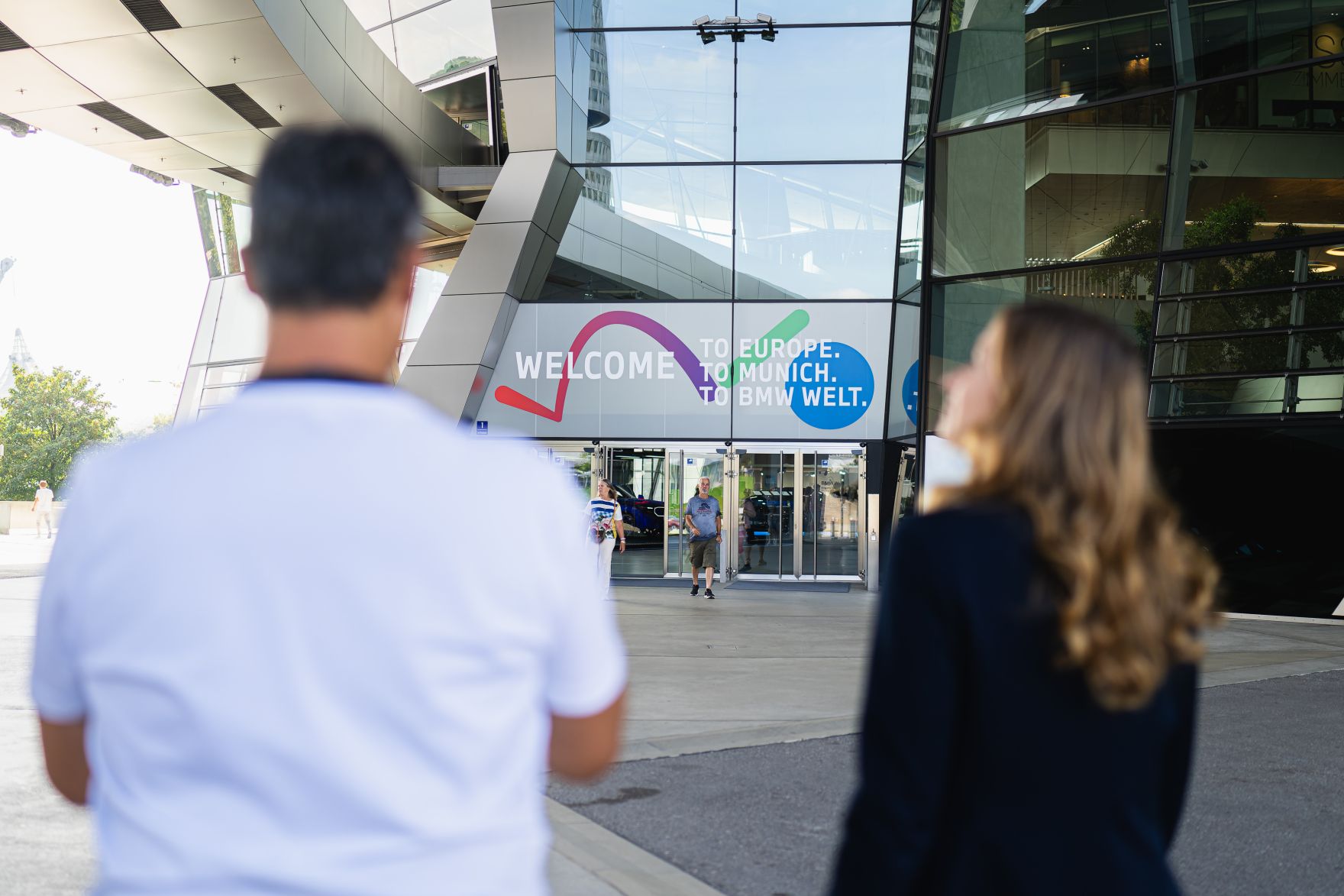 Am 4. September 2024 reiste Staatssekret&auml;rin Claudia Plakolm (r.) zu einem Arbeitsbesuch nach M&uuml;nchen. Im Bild beim Besuch der BMW-Welt.