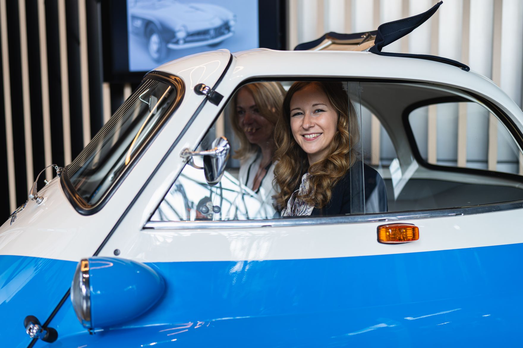 Am 4. September 2024 reiste Staatssekret&auml;rin Claudia Plakolm (l.) zu einem Arbeitsbesuch nach M&uuml;nchen. Im Bild beim Besuch der BMW-Welt.
