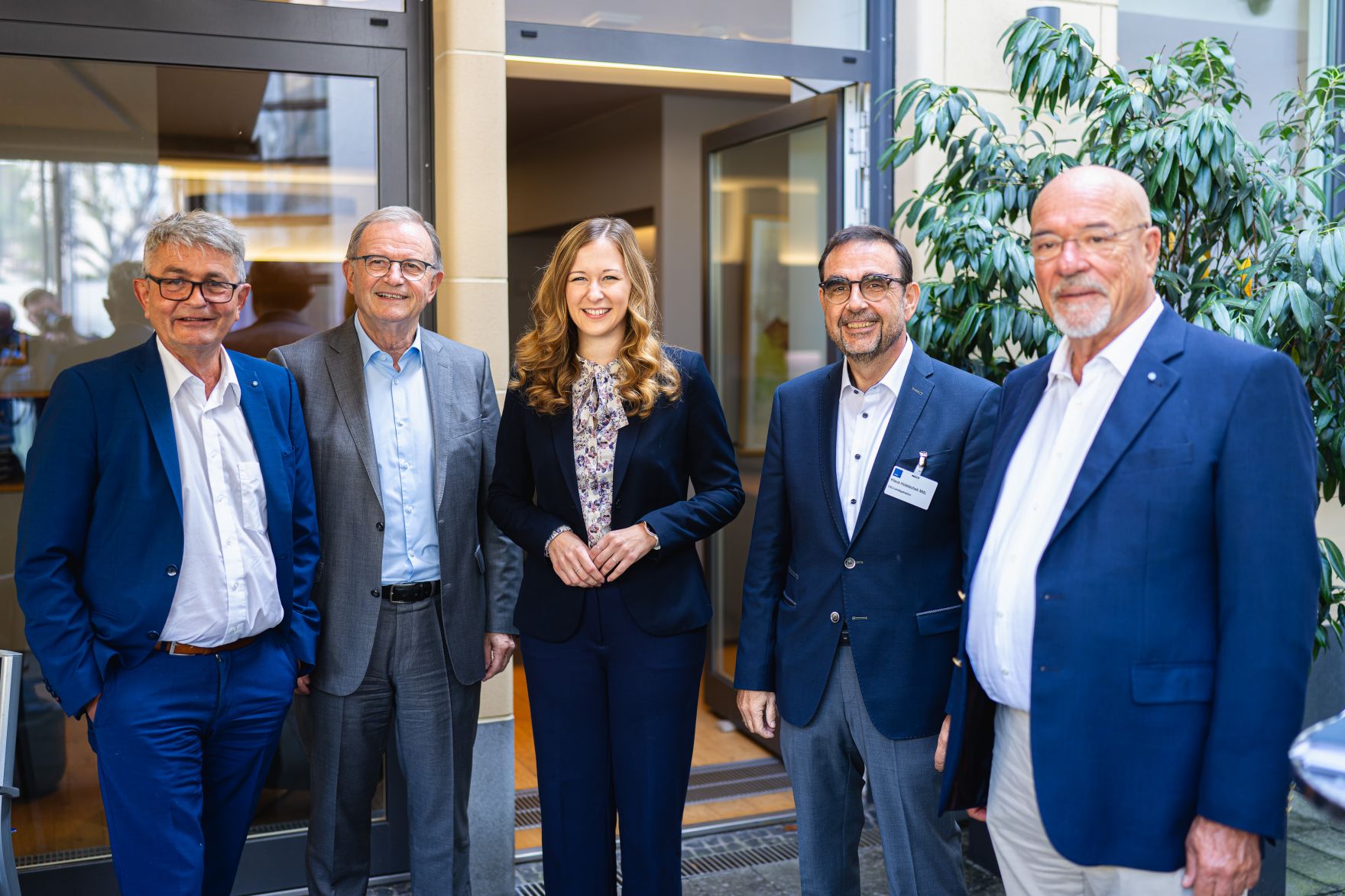 Am 4. September 2024 reiste Staatssekret&auml;rin Claudia Plakolm (m.) zu einem Arbeitsbesuch nach M&uuml;nchen. Im Bild mit dem Pr&auml;sidenten der Vereinigung der Bayerischen Wirtschaft e. V. Wolfram Hatz (r.), dem Vorsitzenden der CSU-Landtagsfraktion Klaus Holetschek (m.r.), dem Hauptgesch&auml;ftsf&uuml;hrer der Vereinigung der Bayerischen Wirtschaft e. V. Bertram Brossardt (l.) und dem Nationalratabgeordneten Karlheinz Kopf (m.l.) bei einem Vortrag zu Standortpolitik f&uuml;r &Ouml;sterreich.