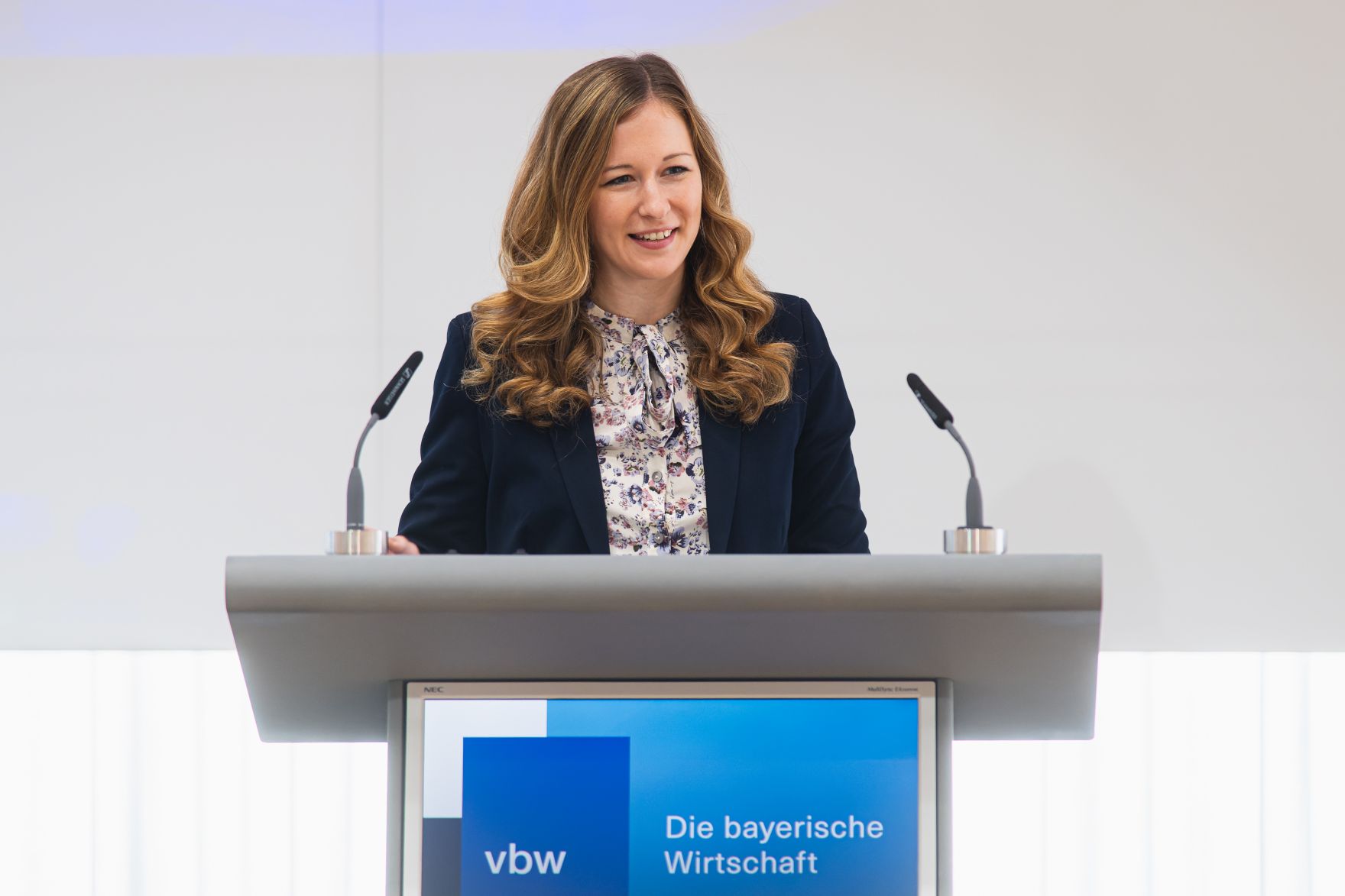 Am 4. September 2024 reiste Staatssekret&auml;rin Claudia Plakolm (im Bild) zu einem Arbeitsbesuch nach M&uuml;nchen. Im Bild bei einem Vortrag zu Standortpolitik f&uuml;r &Ouml;sterreich.