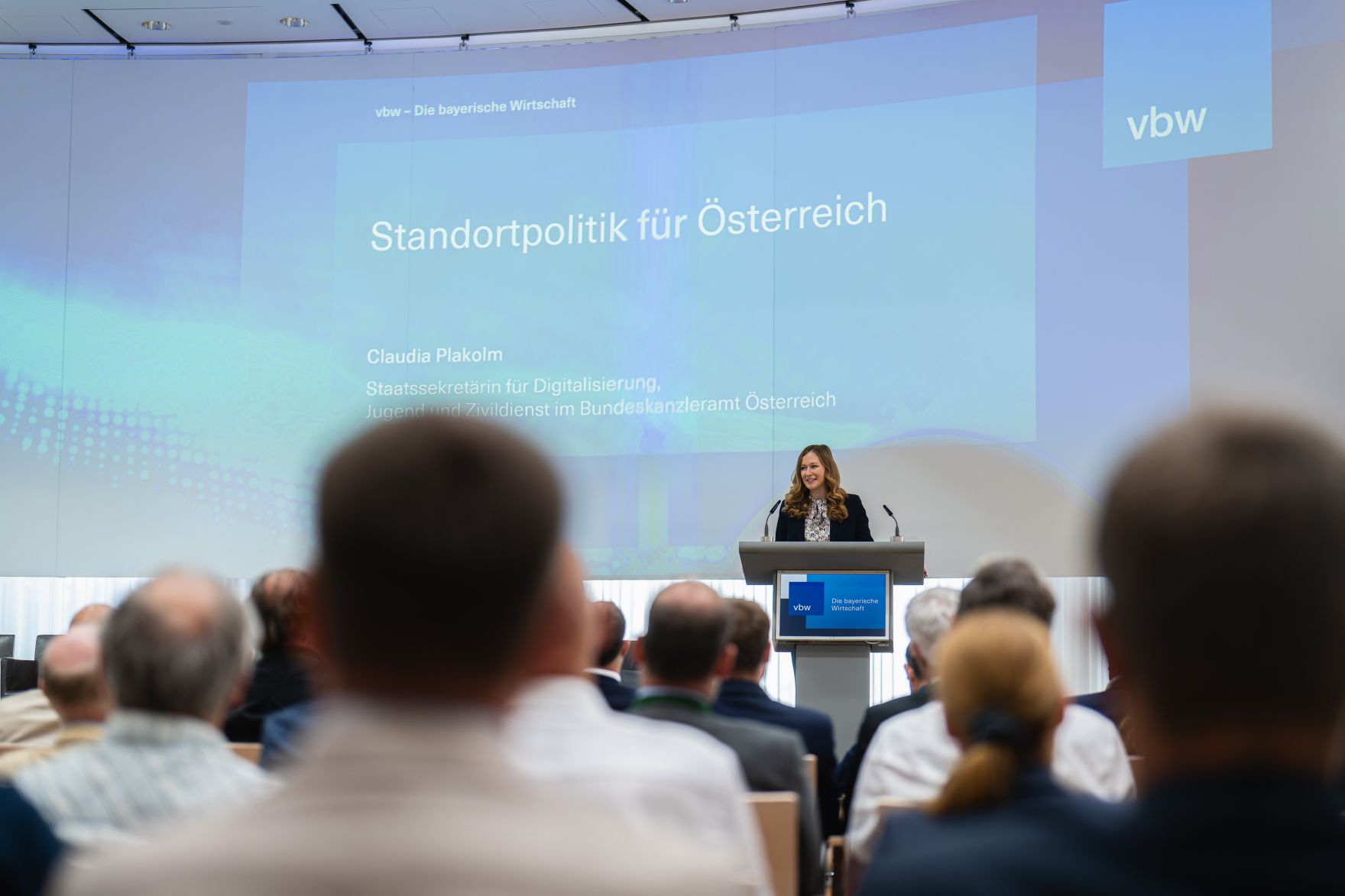 Am 4. September 2024 reiste Staatssekret&auml;rin Claudia Plakolm zu einem Arbeitsbesuch nach M&uuml;nchen. Im Bild bei einem Vortrag zu Standortpolitik f&uuml;r &Ouml;sterreich.