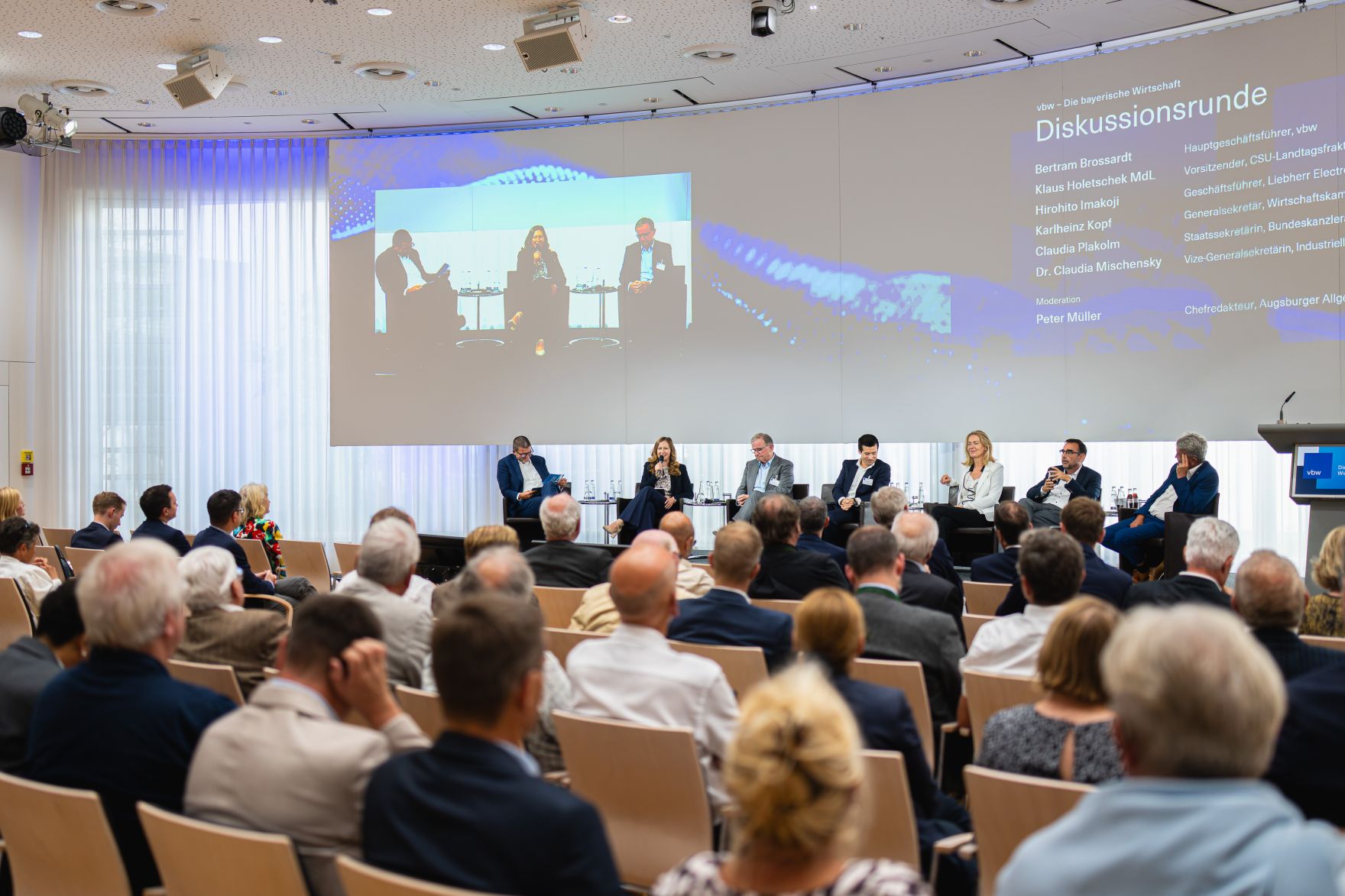 Am 4. September 2024 reiste Staatssekret&auml;rin Claudia Plakolm zu einem Arbeitsbesuch nach M&uuml;nchen. Im Bild bei der Diskussionsrunde nach dem Vortrag zu Standortpolitik f&uuml;r &Ouml;sterreich.