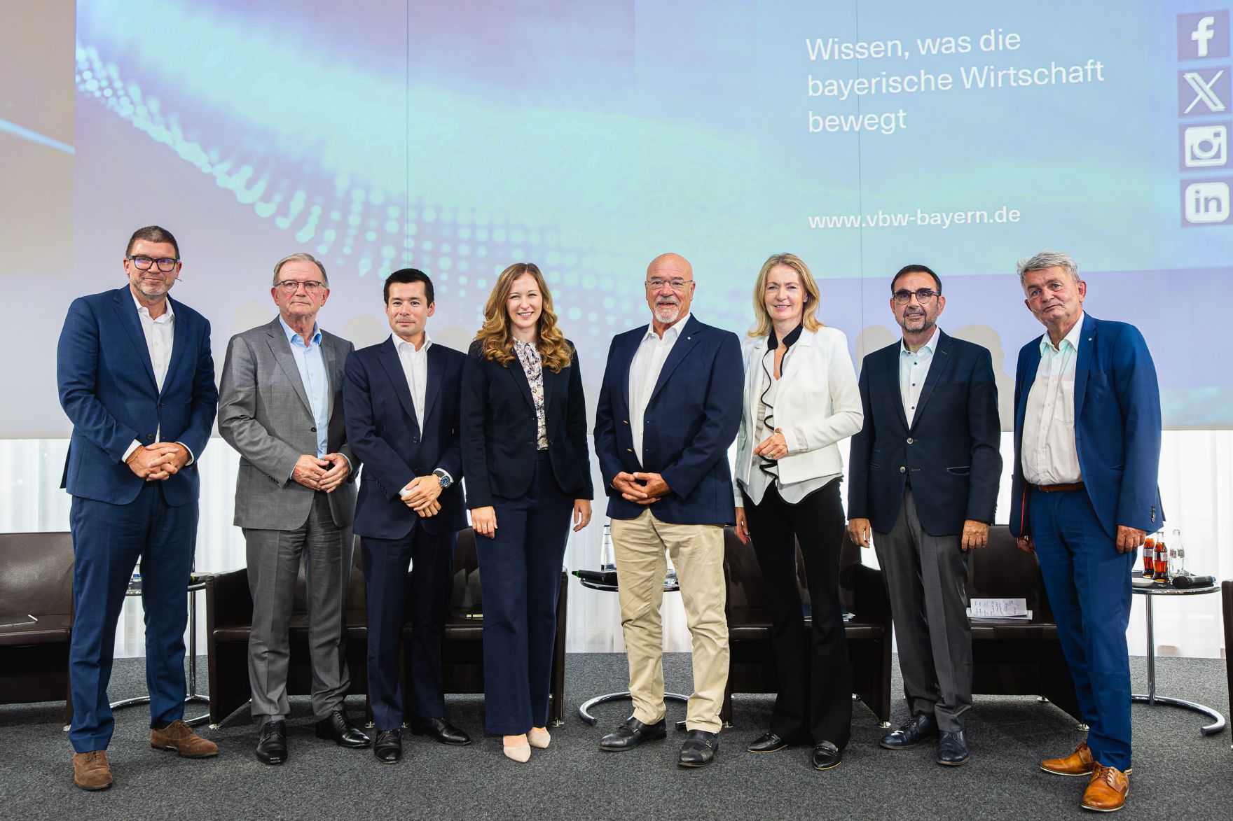 Am 4. September 2024 reiste Staatssekret&auml;rin Claudia Plakolm (m.l.) zu einem Arbeitsbesuch nach M&uuml;nchen. Im Bild mit dem Pr&auml;sidenten der Vereinigung der Bayerischen Wirtschaft e. V. Wolfram Hatz (m.r.), dem Vorsitzenden der CSU-Landtagsfraktion Klaus Holetschek (2.v.r.), dem Hauptgesch&auml;ftsf&uuml;hrer der Vereinigung der Bayerischen Wirtschaft e. V. Bertram Brossardt (r.), dem Nationalratabgeordneten Karlheinz Kopf (2.v.l.), dem Gesch&auml;ftsf&uuml;hrer von Liebherr Electronics Hirohito Imakoji (3.v.l.), der Vizegeneralsekret&auml;rin der Industriellenvereinigung Claudia Mischensky (3.v.r.) und dem Co-Chefredakteur der Augsburger Allgemeinen Peter M&uuml;ller (l.) bei der Diskussionsrunde nach dem Vortrag zu Standortpolitik f&uuml;r &Ouml;sterreich.