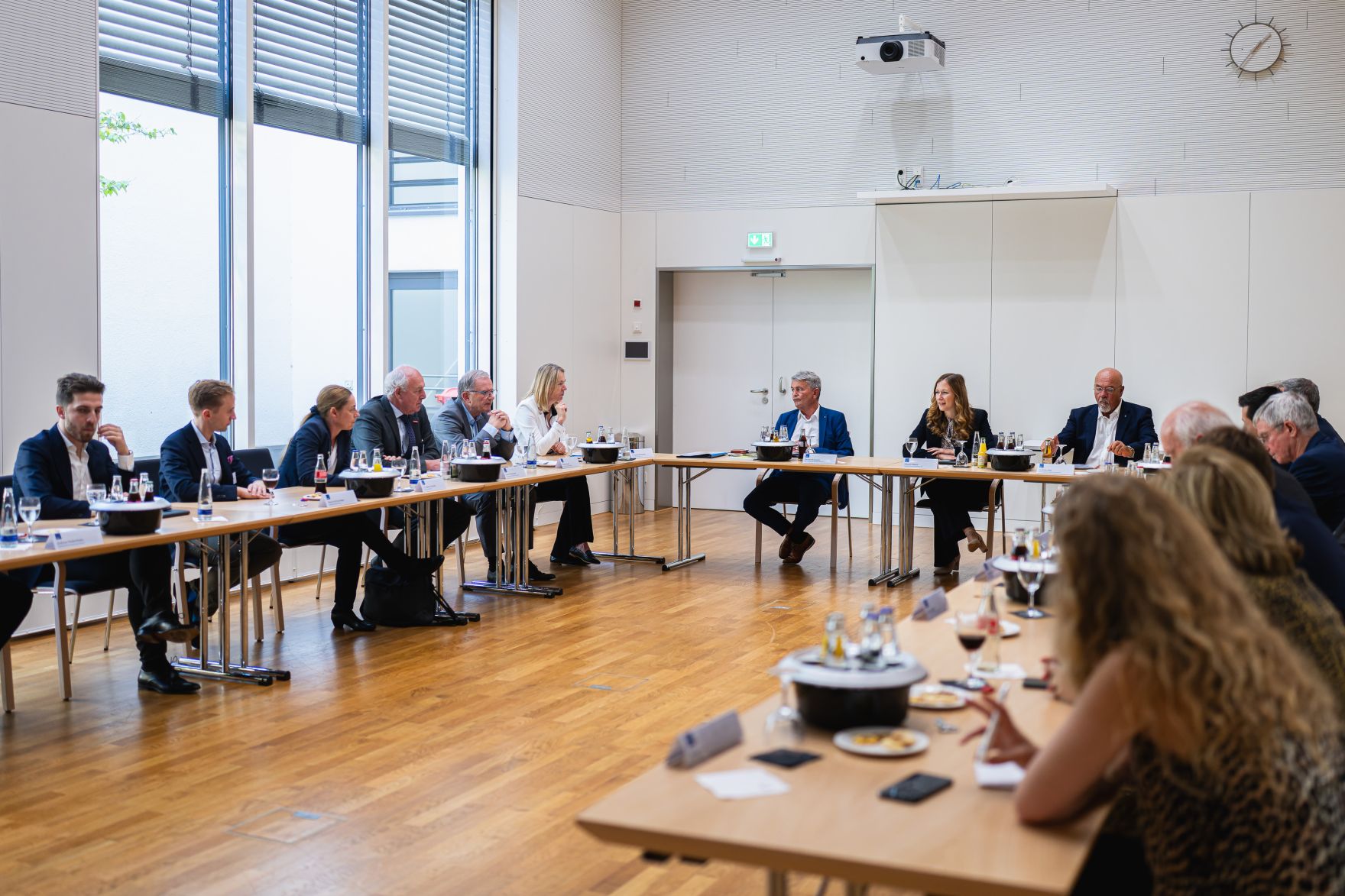Am 4. September 2024 reiste Staatssekret&auml;rin Claudia Plakolm zu einem Arbeitsbesuch nach M&uuml;nchen. Im Bild beim Roundtable des VBW.