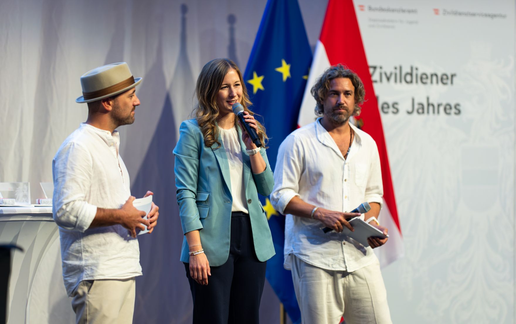 Am 5. September 2024 verlieh Staatssekret&auml;rin Claudia Plakolm (m.) die Auszeichnungen f&uuml;r den Zivildiener des Jahres 2024 im Rahmen einer Festveranstaltung in den Sofiens&auml;le in Wien.