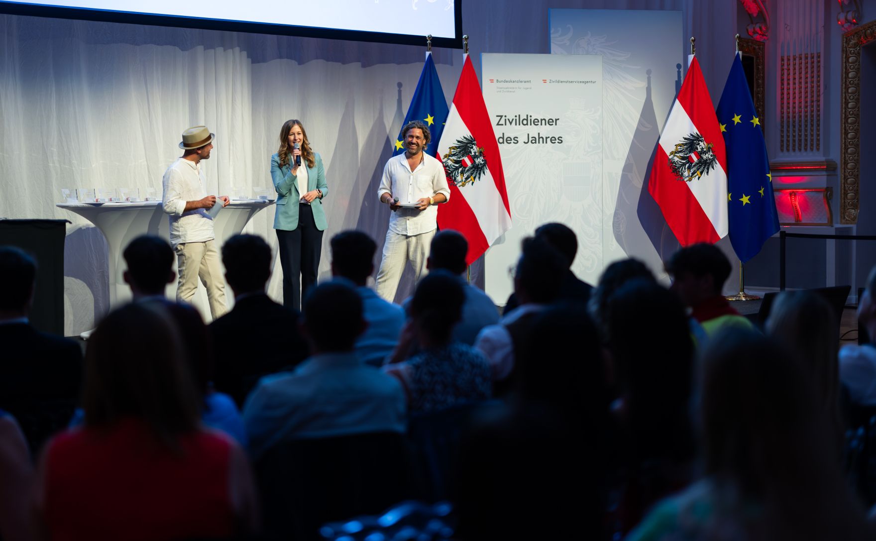 Am 5. September 2024 verlieh Staatssekret&auml;rin Claudia Plakolm (m.l.) die Auszeichnungen f&uuml;r den Zivildiener des Jahres 2024 im Rahmen einer Festveranstaltung in den Sofiens&auml;le in Wien.