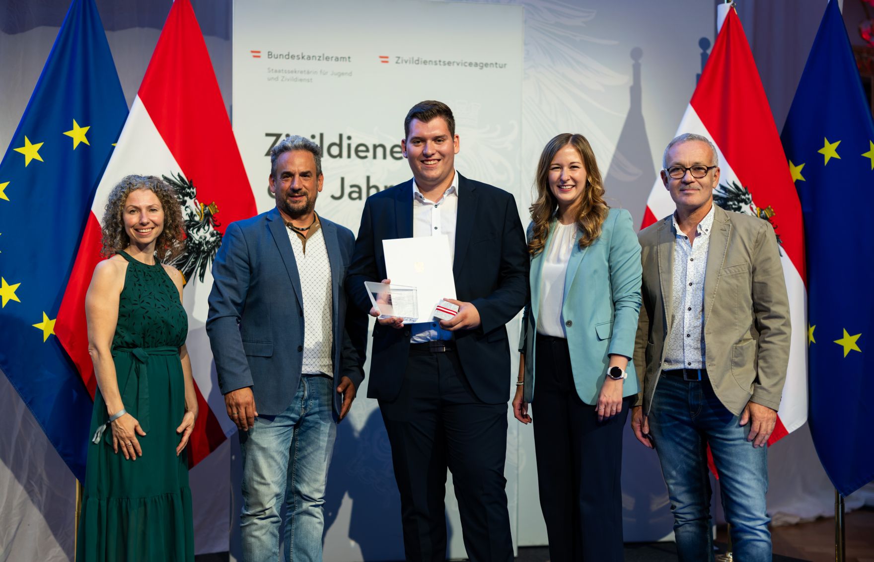 Am 5. September 2024 verlieh Staatssekret&auml;rin Claudia Plakolm (m.r.) die Auszeichnungen f&uuml;r den Zivildiener des Jahres 2024 im Rahmen einer Festveranstaltung in den Sofiens&auml;le in Wien.