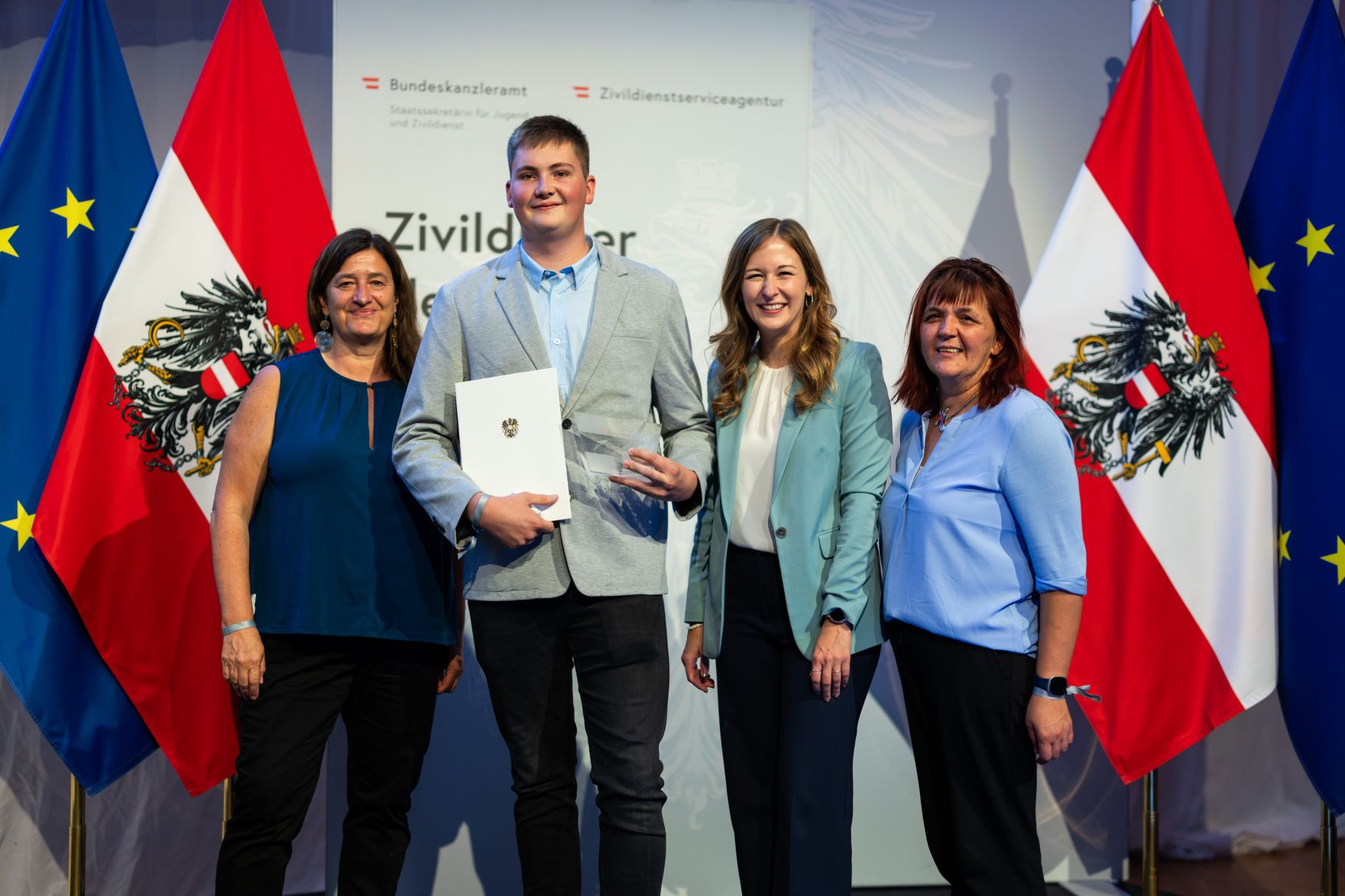 Am 5. September 2024 verlieh Staatssekret&auml;rin Claudia Plakolm (m.r.) die Auszeichnungen f&uuml;r den Zivildiener des Jahres 2024 im Rahmen einer Festveranstaltung in den Sofiens&auml;le in Wien.