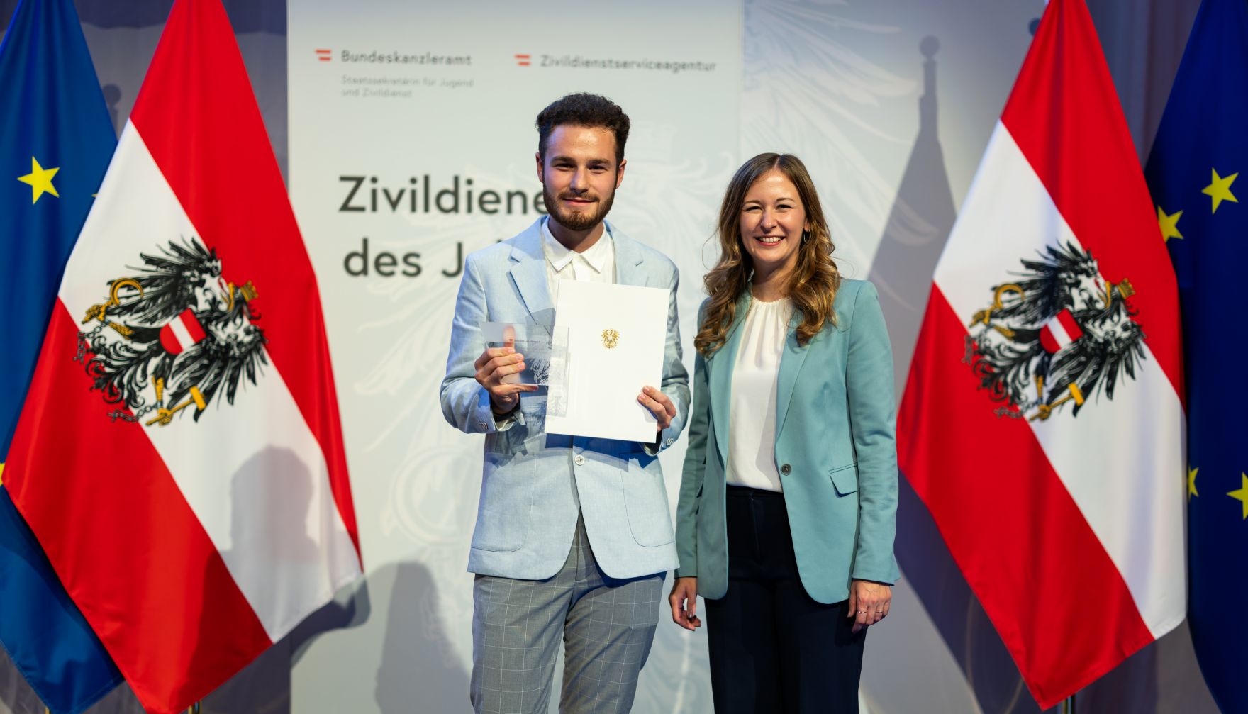 Am 5. September 2024 verlieh Staatssekret&auml;rin Claudia Plakolm (r.) die Auszeichnungen f&uuml;r den Zivildiener des Jahres 2024 im Rahmen einer Festveranstaltung in den Sofiens&auml;le in Wien.