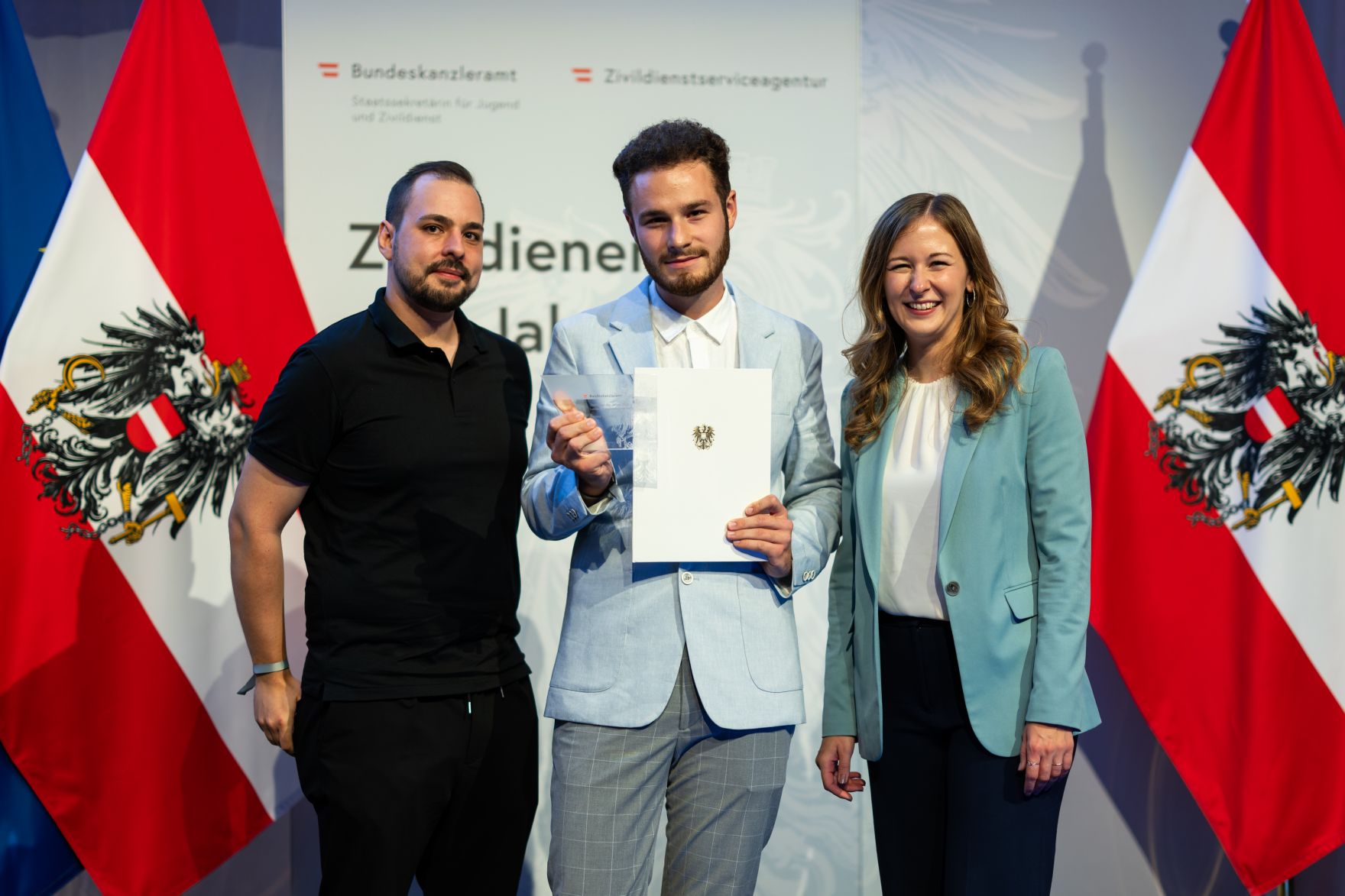 Am 5. September 2024 verlieh Staatssekret&auml;rin Claudia Plakolm (r.) die Auszeichnungen f&uuml;r den Zivildiener des Jahres 2024 im Rahmen einer Festveranstaltung in den Sofiens&auml;le in Wien.