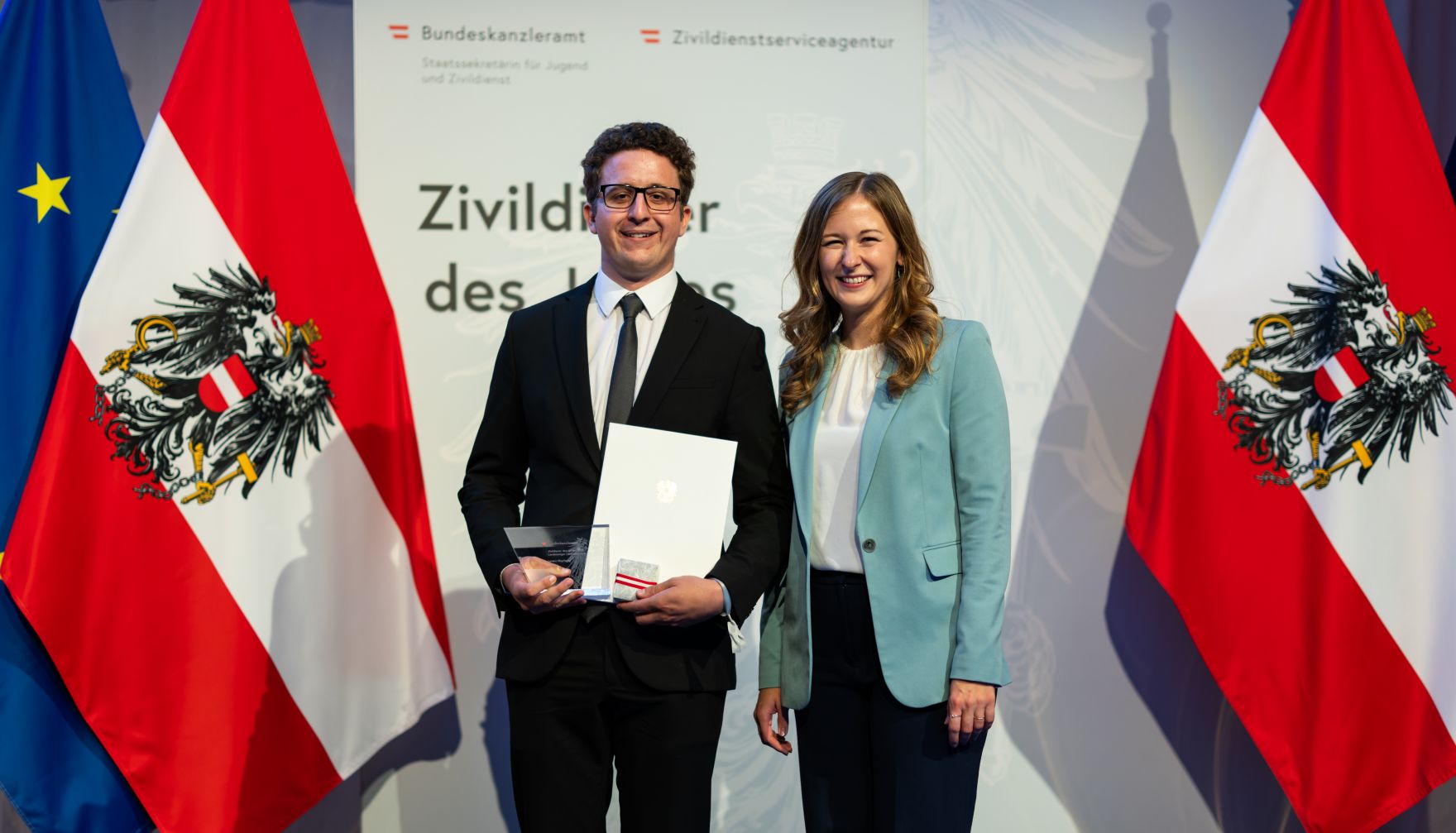 Am 5. September 2024 verlieh Staatssekret&auml;rin Claudia Plakolm (r.) die Auszeichnungen f&uuml;r den Zivildiener des Jahres 2024 im Rahmen einer Festveranstaltung in den Sofiens&auml;le in Wien.