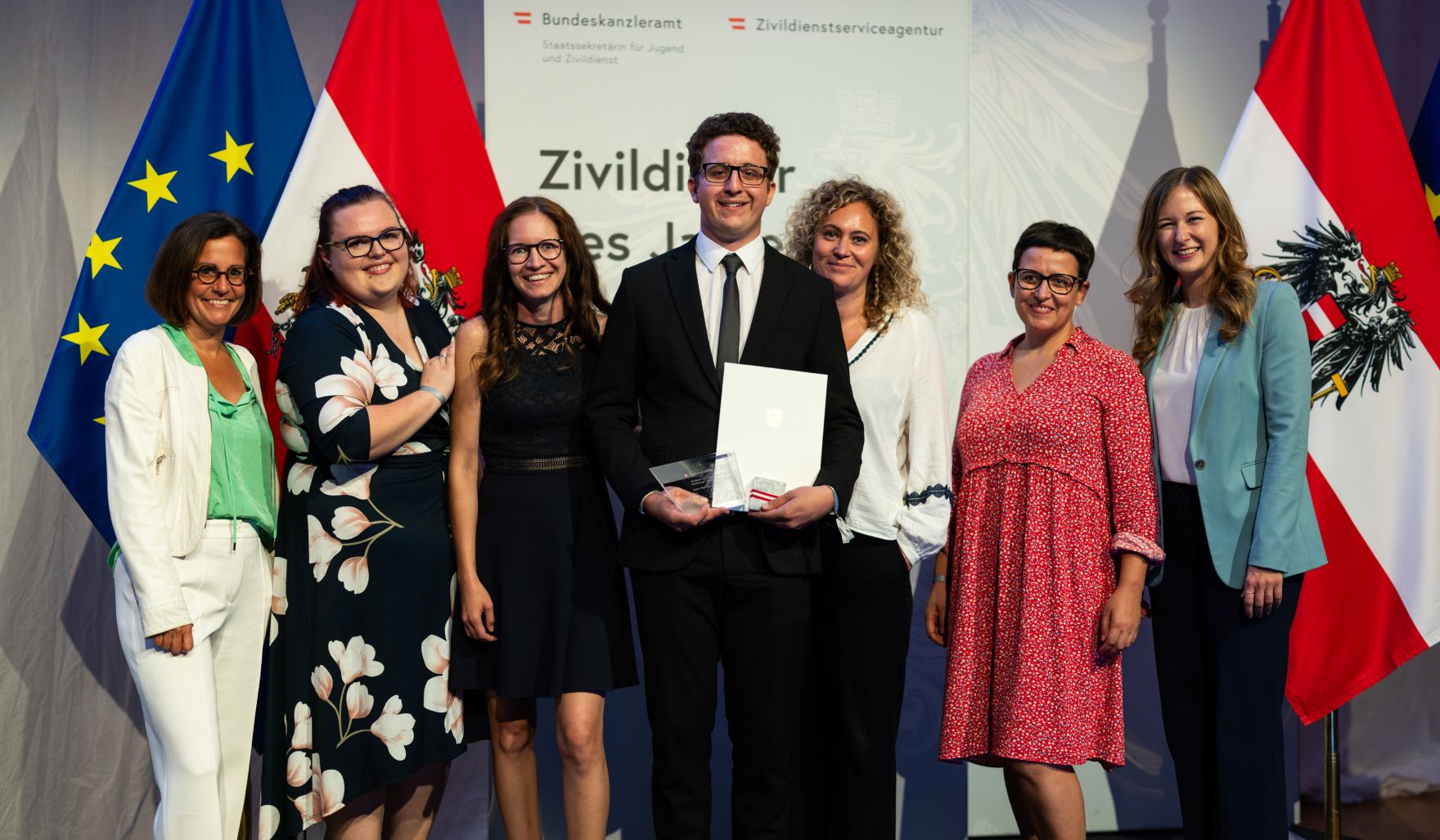 Am 5. September 2024 verlieh Staatssekret&auml;rin Claudia Plakolm (r.) die Auszeichnungen f&uuml;r den Zivildiener des Jahres 2024 im Rahmen einer Festveranstaltung in den Sofiens&auml;le in Wien.