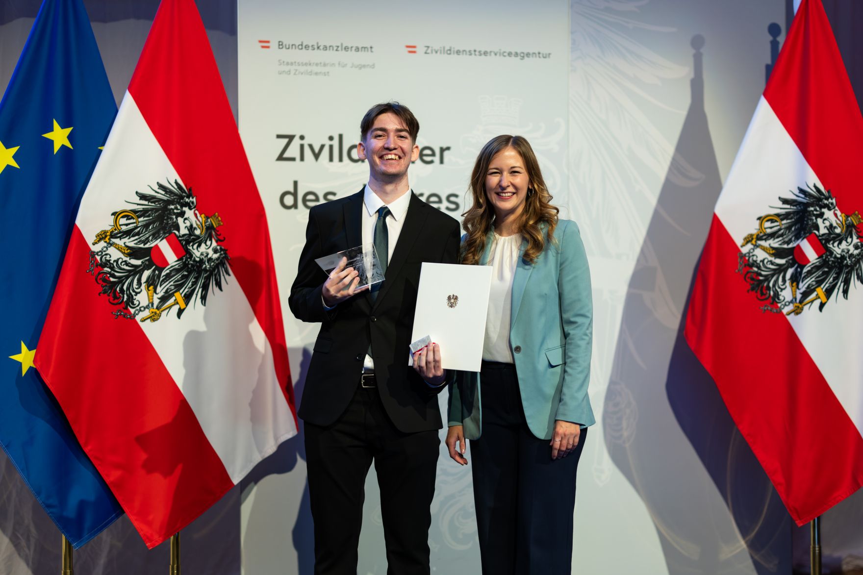 Am 5. September 2024 verlieh Staatssekret&auml;rin Claudia Plakolm (r.) die Auszeichnungen f&uuml;r den Zivildiener des Jahres 2024 im Rahmen einer Festveranstaltung in den Sofiens&auml;le in Wien.