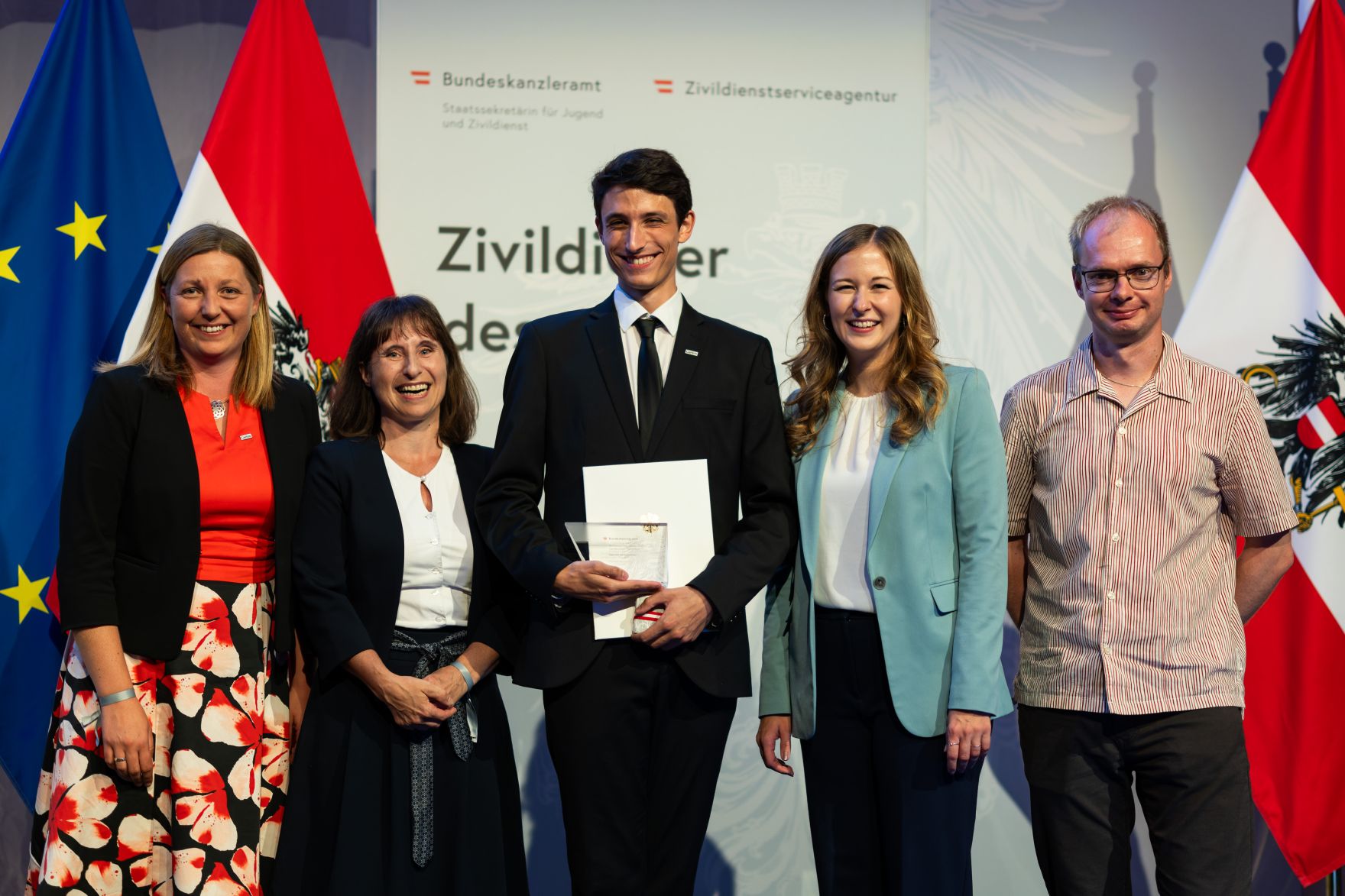 Am 5. September 2024 verlieh Staatssekret&auml;rin Claudia Plakolm (m.r.) die Auszeichnungen f&uuml;r den Zivildiener des Jahres 2024 im Rahmen einer Festveranstaltung in den Sofiens&auml;le in Wien.