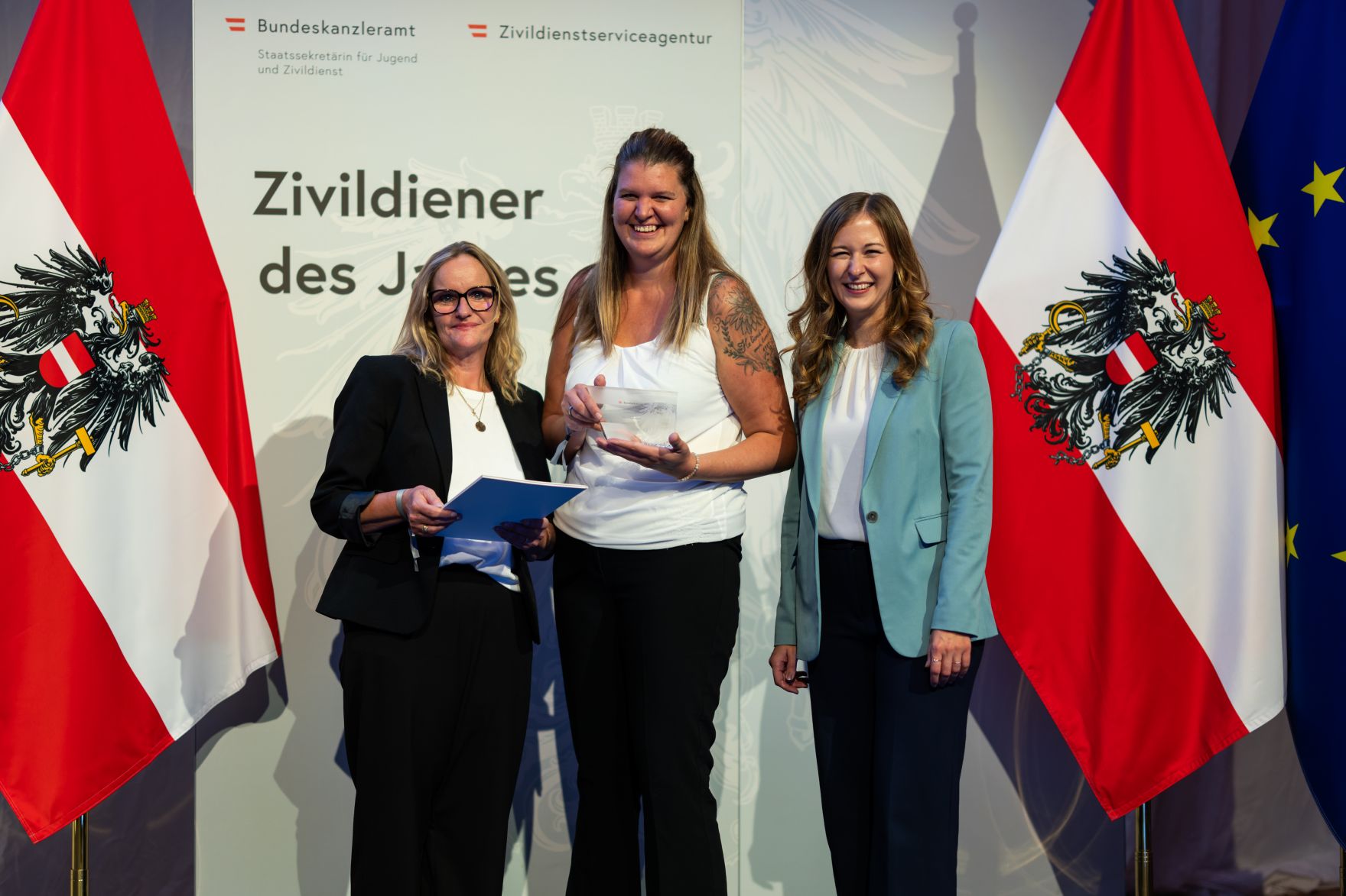 Am 5. September 2024 verlieh Staatssekret&auml;rin Claudia Plakolm (r.) die Auszeichnungen f&uuml;r den Zivildiener des Jahres 2024 im Rahmen einer Festveranstaltung in den Sofiens&auml;le in Wien.
