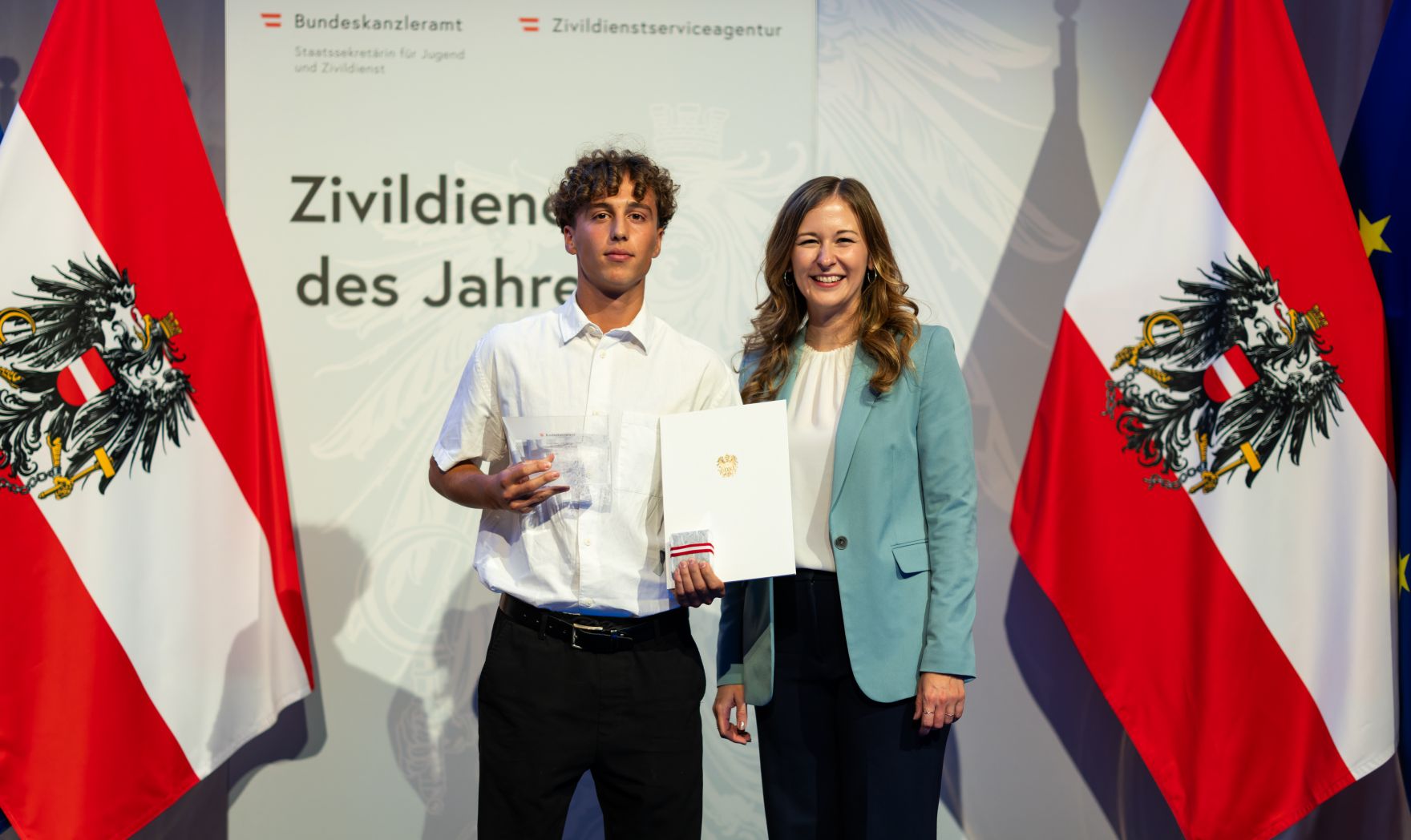 Am 5. September 2024 verlieh Staatssekret&auml;rin Claudia Plakolm (r.) die Auszeichnungen f&uuml;r den Zivildiener des Jahres 2024 im Rahmen einer Festveranstaltung in den Sofiens&auml;le in Wien.
