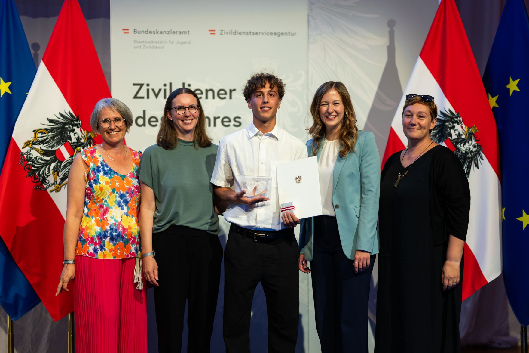 Am 5. September 2024 verlieh Staatssekret&auml;rin Claudia Plakolm (m.r.) die Auszeichnungen f&uuml;r den Zivildiener des Jahres 2024 im Rahmen einer Festveranstaltung in den Sofiens&auml;le in Wien.