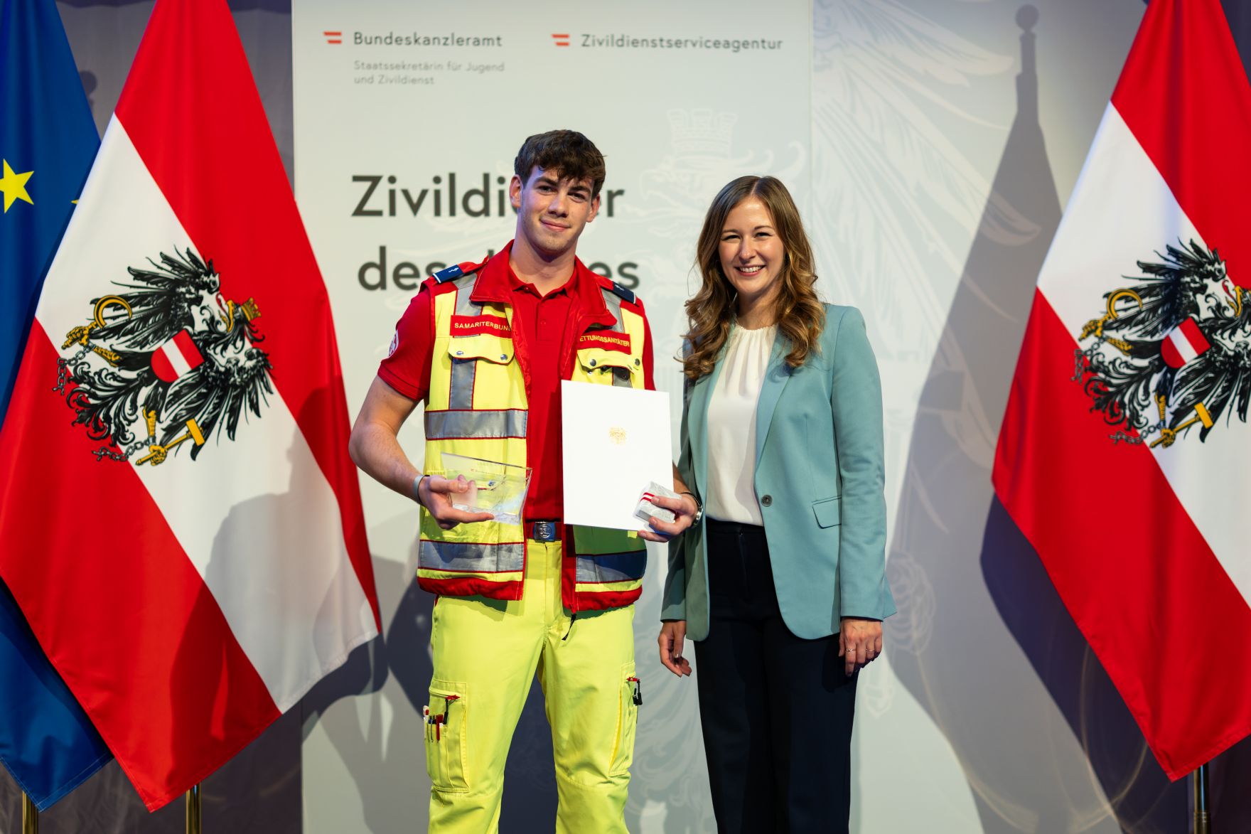 Am 5. September 2024 verlieh Staatssekret&auml;rin Claudia Plakolm (r.) die Auszeichnungen f&uuml;r den Zivildiener des Jahres 2024 im Rahmen einer Festveranstaltung in den Sofiens&auml;le in Wien.