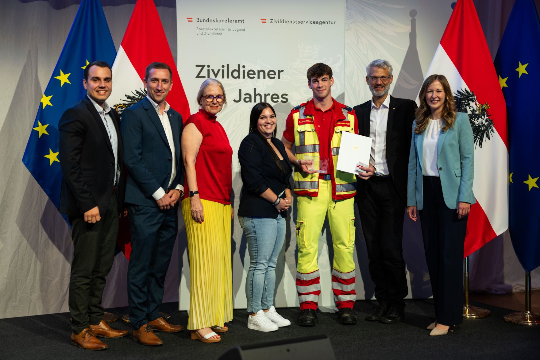 Am 5. September 2024 verlieh Staatssekret&auml;rin Claudia Plakolm (r.) die Auszeichnungen f&uuml;r den Zivildiener des Jahres 2024 im Rahmen einer Festveranstaltung in den Sofiens&auml;le in Wien.