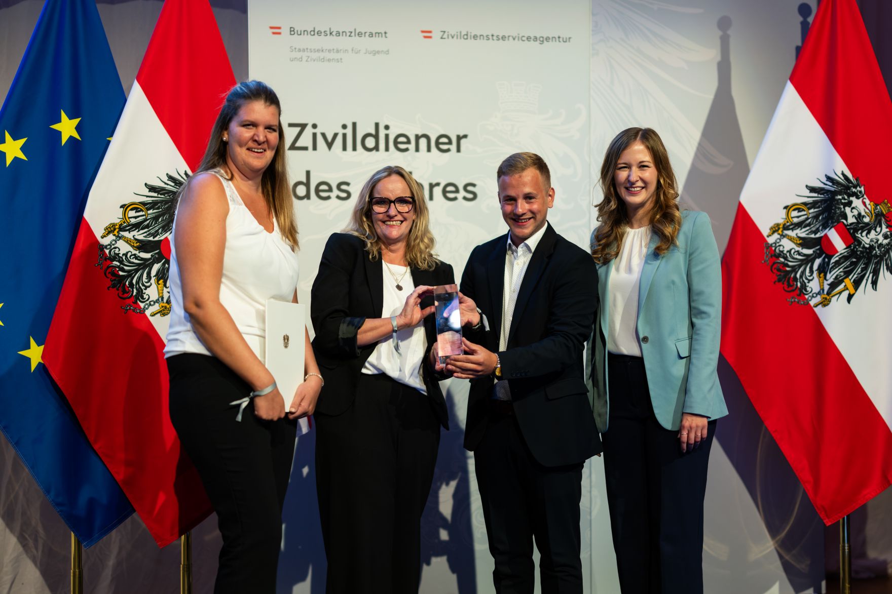 Am 5. September 2024 verlieh Staatssekret&auml;rin Claudia Plakolm (r.) die Auszeichnungen f&uuml;r den Zivildiener des Jahres 2024 im Rahmen einer Festveranstaltung in den Sofiens&auml;le in Wien.