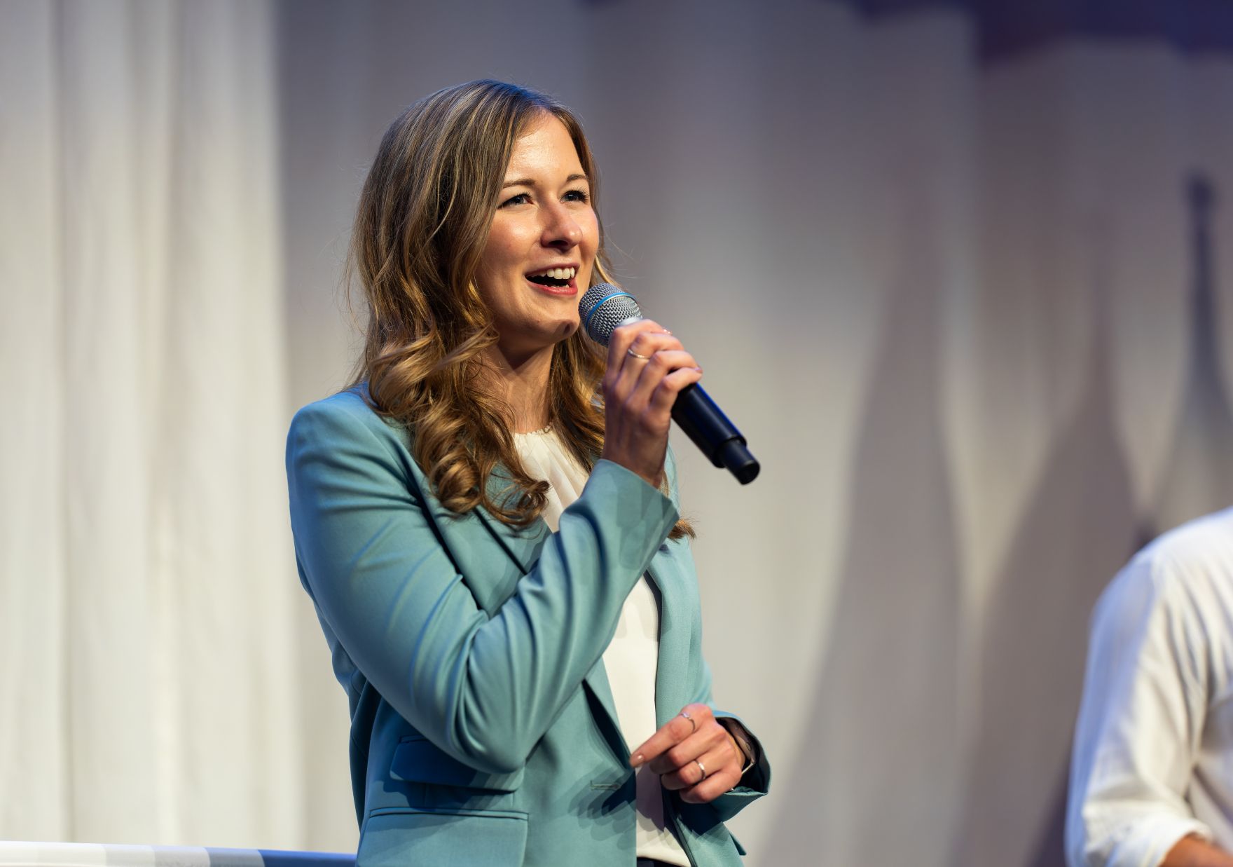 Am 5. September 2024 verlieh Staatssekret&auml;rin Claudia Plakolm (im Bild) die Auszeichnungen f&uuml;r den Zivildiener des Jahres 2024 im Rahmen einer Festveranstaltung in den Sofiens&auml;le in Wien.