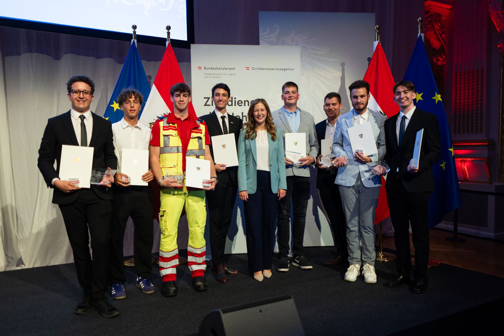 Am 5. September 2024 verlieh Staatssekret&auml;rin Claudia Plakolm (m.) die Auszeichnungen f&uuml;r den Zivildiener des Jahres 2024 im Rahmen einer Festveranstaltung in den Sofiens&auml;le in Wien.