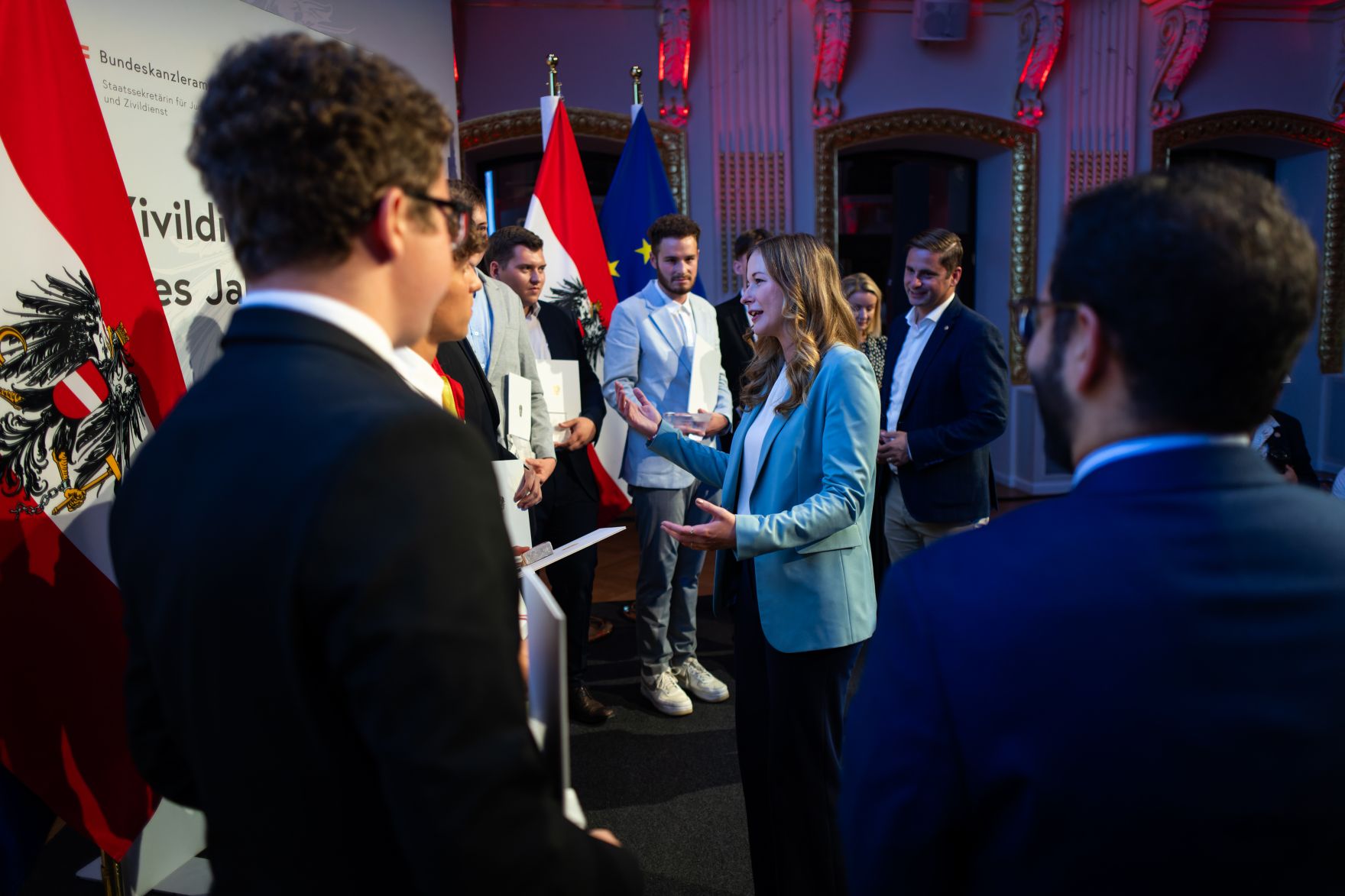 Am 5. September 2024 verlieh Staatssekret&auml;rin Claudia Plakolm (m.) die Auszeichnungen f&uuml;r den Zivildiener des Jahres 2024 im Rahmen einer Festveranstaltung in den Sofiens&auml;le in Wien.