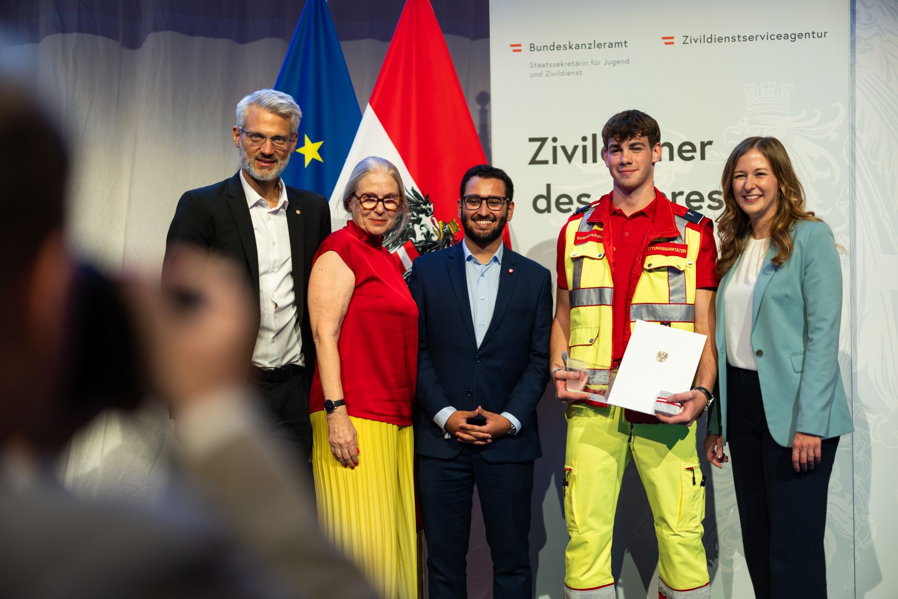 Am 5. September 2024 verlieh Staatssekret&auml;rin Claudia Plakolm (r.) die Auszeichnungen f&uuml;r den Zivildiener des Jahres 2024 im Rahmen einer Festveranstaltung in den Sofiens&auml;le in Wien.
