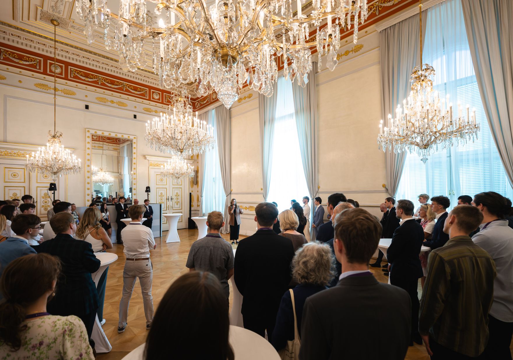 Am 6. September 2024 empfing Staatssekret&auml;rin Claudia Plakolm (m.) Zivildienerinnen und Zivildiener zu einem Besuch im Bundeskanzleramt.