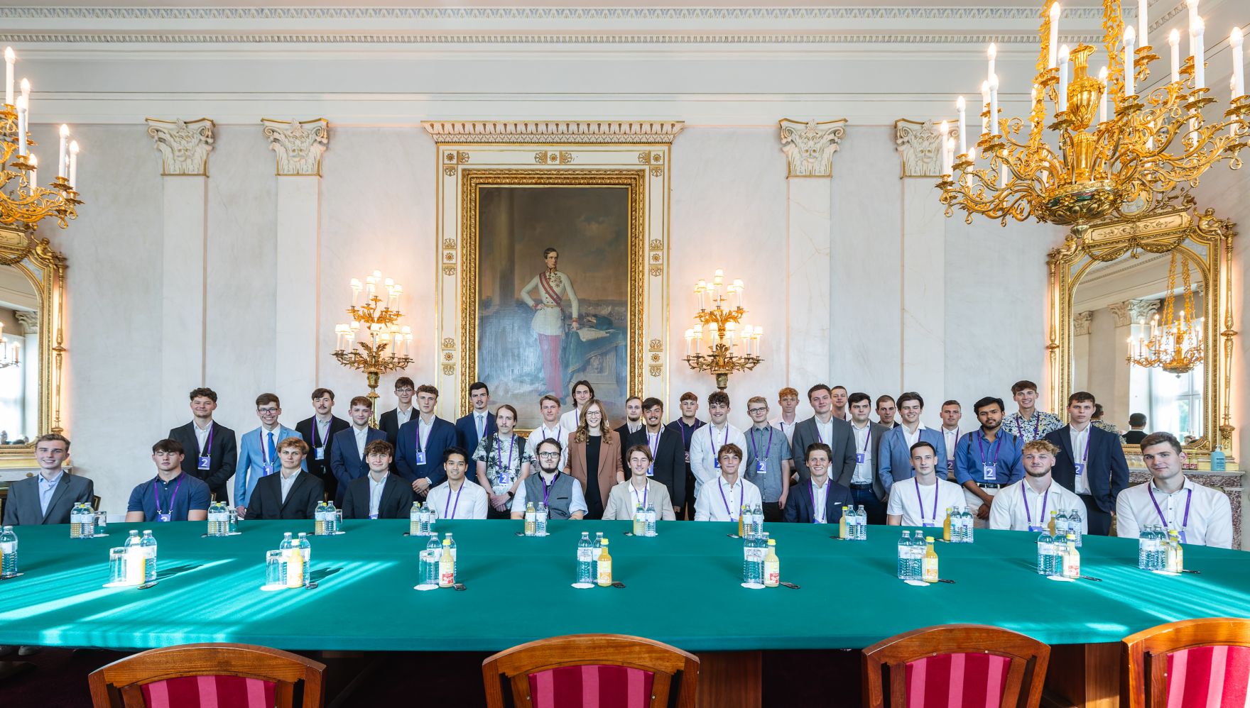 Am 6. September 2024 empfing Staatssekret&auml;rin Claudia Plakolm (m.) Zivildienerinnen und Zivildiener zu einem Besuch im Bundeskanzleramt.