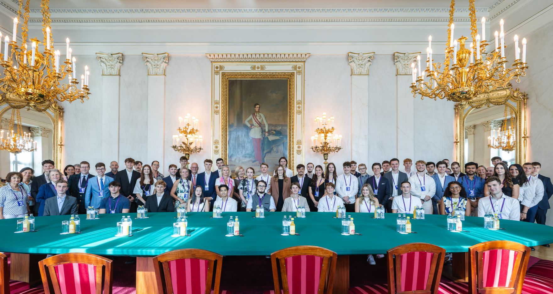 Am 6. September 2024 empfing Staatssekret&auml;rin Claudia Plakolm (m.r.) Zivildienerinnen und Zivildiener zu einem Besuch im Bundeskanzleramt.
