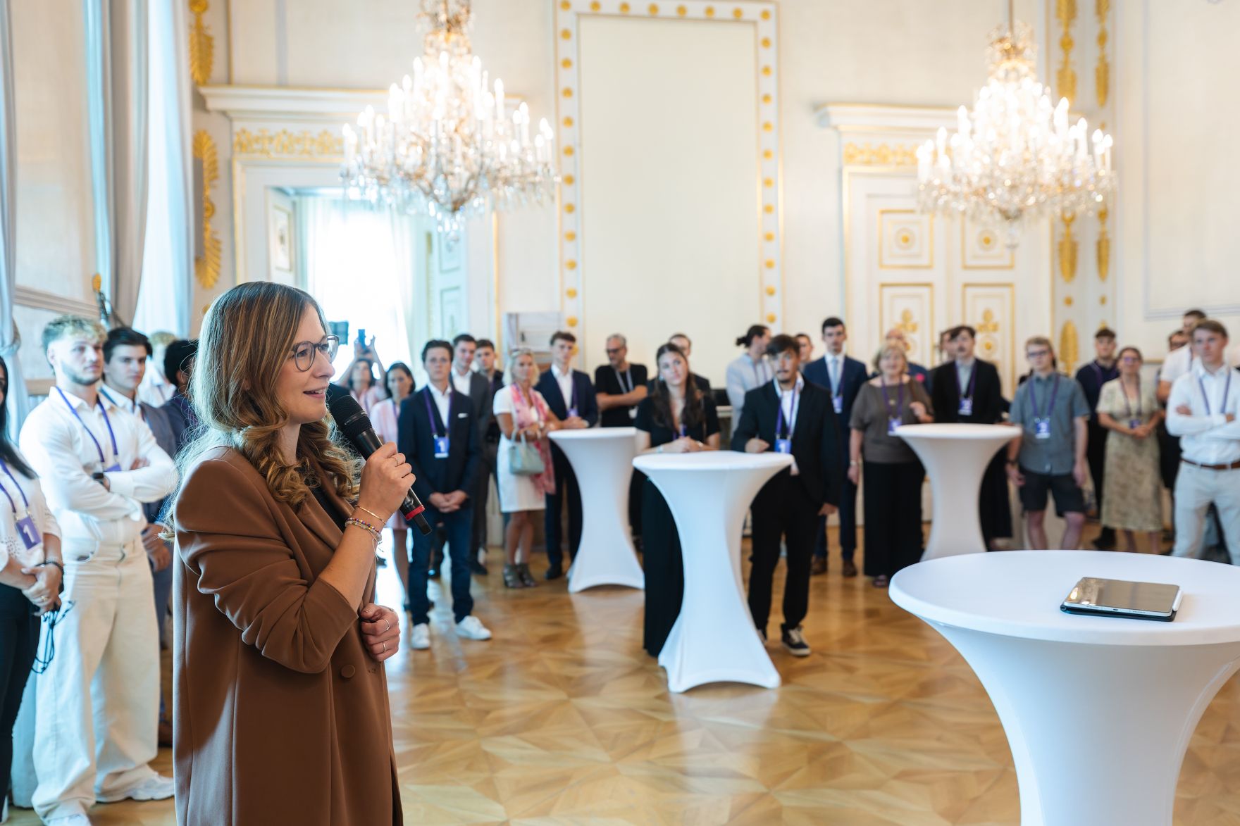Am 6. September 2024 empfing Staatssekret&auml;rin Claudia Plakolm (l.) Zivildienerinnen und Zivildiener zu einem Besuch im Bundeskanzleramt.