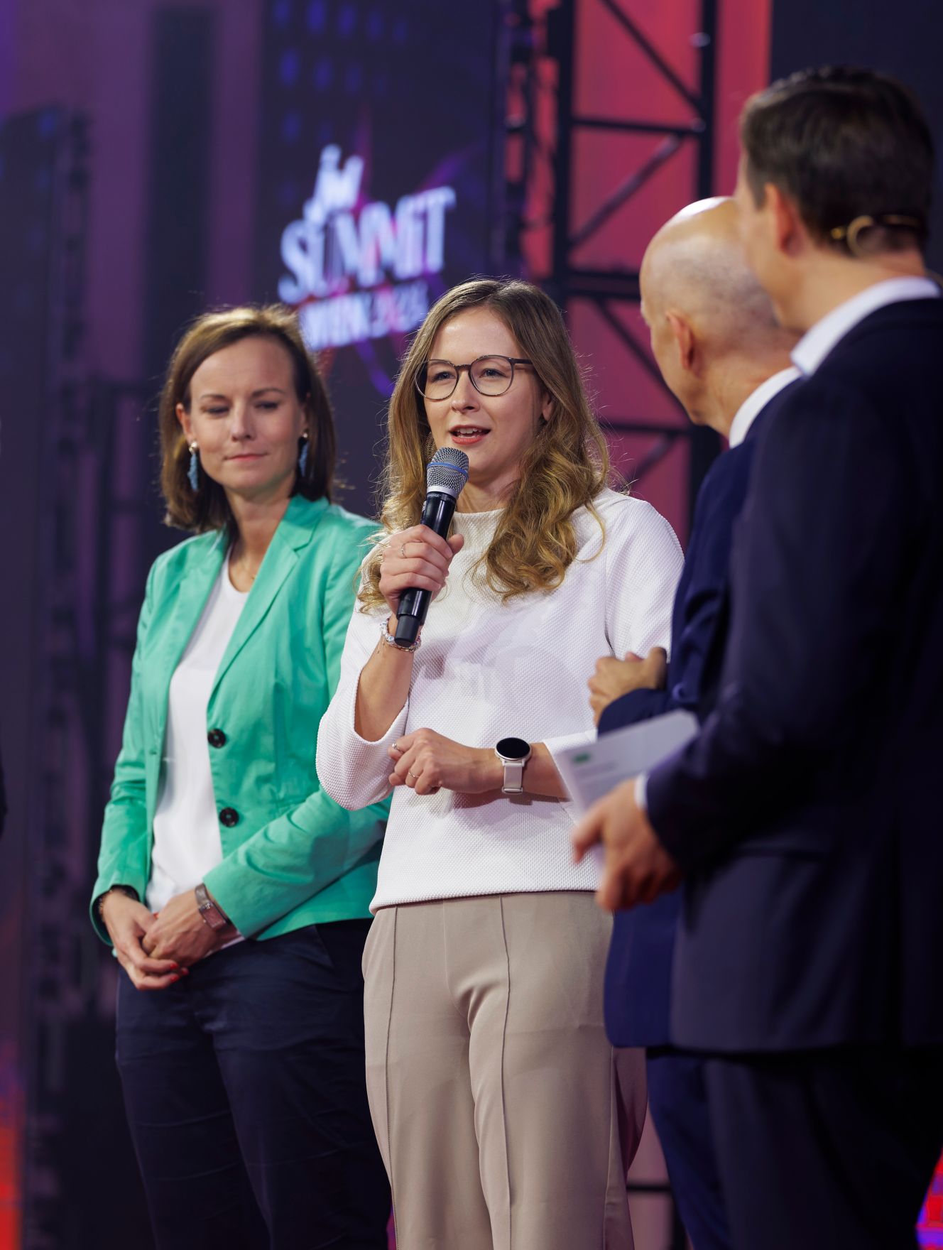Am 13. September 2024 nahm Staatssekret&auml;rin Claudia Plakom (2.v.l.) an der Er&ouml;ffnung des &bdquo;Junge Wirtschaft Summit&ldquo; teil. Im Bild mit Bundesminister Martin Kocher (2.v.r.).