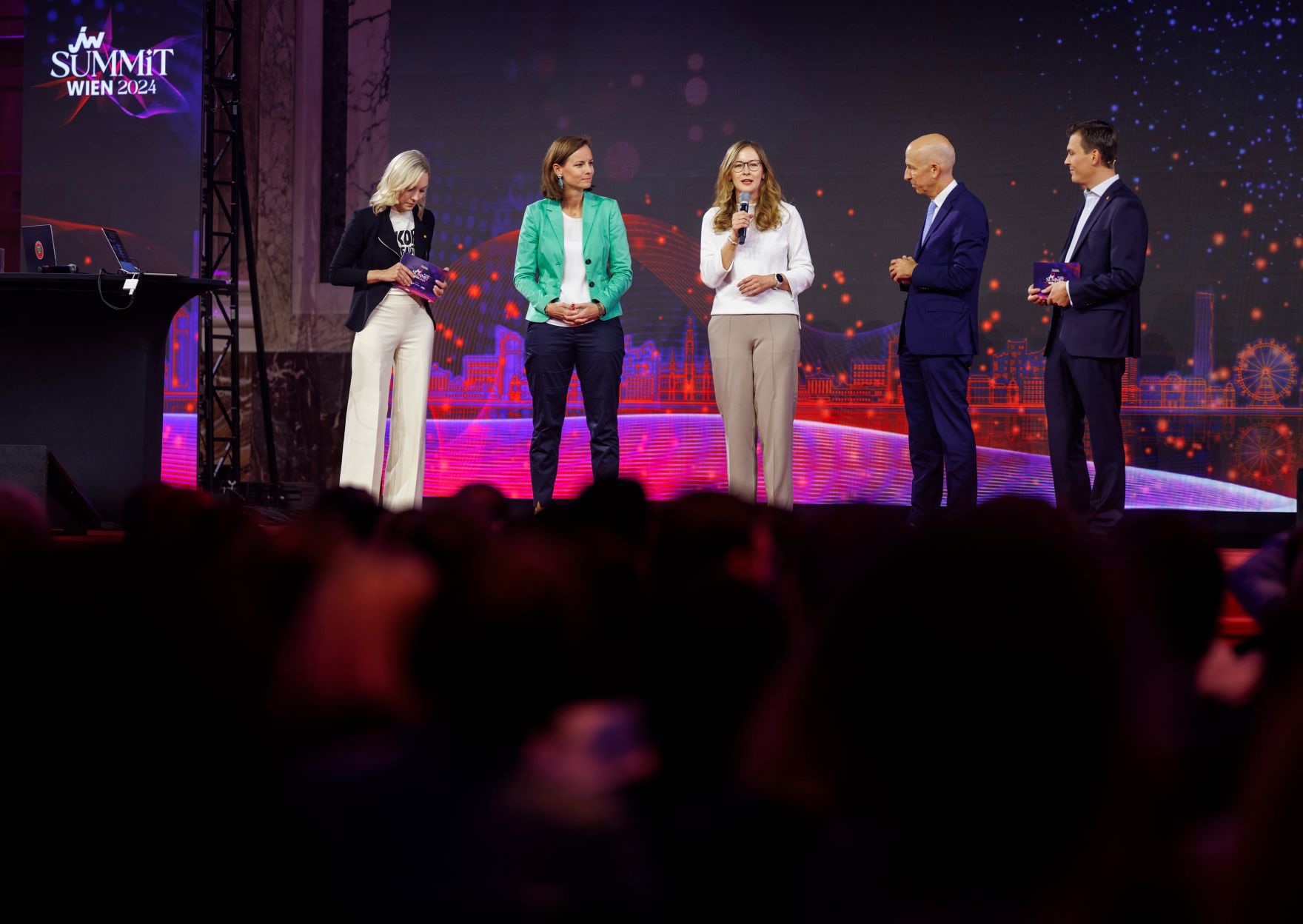 Am 13. September 2024 nahm Staatssekret&auml;rin Claudia Plakom (m.) an der Er&ouml;ffnung des &bdquo;Junge Wirtschaft Summit&ldquo; teil. Im Bild mit Bundesminister Martin Kocher (m.r.).