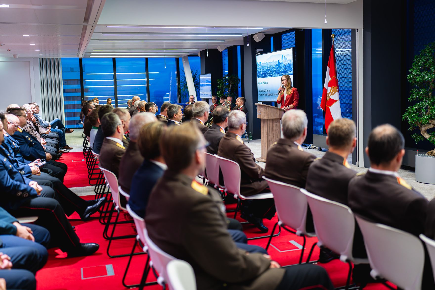 Am 8. Oktober 2024 verlieh Staatssekret&auml;rin Claudia Plakom Auszeichnungen f&uuml;r feuerwehrfreundliche Arbeitgeber.