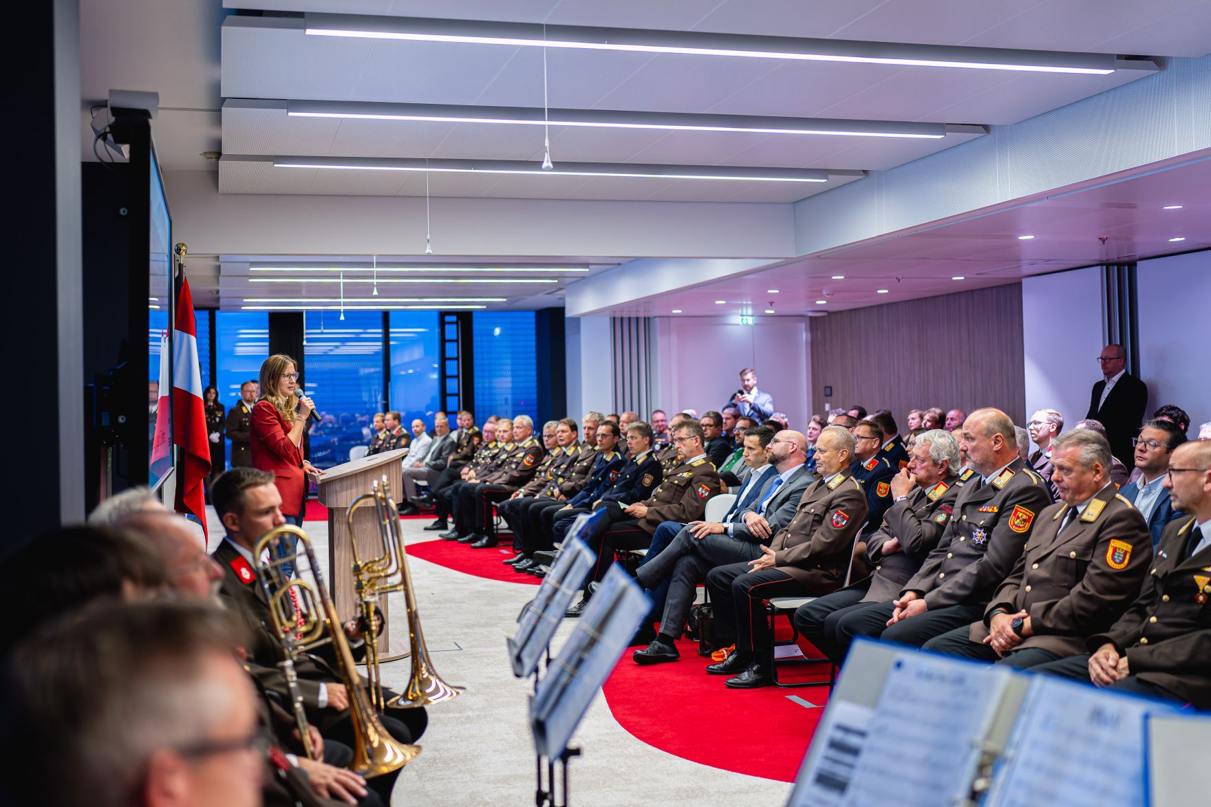 Am 8. Oktober 2024 verlieh Staatssekret&auml;rin Claudia Plakom Auszeichnungen f&uuml;r feuerwehrfreundliche Arbeitgeber.