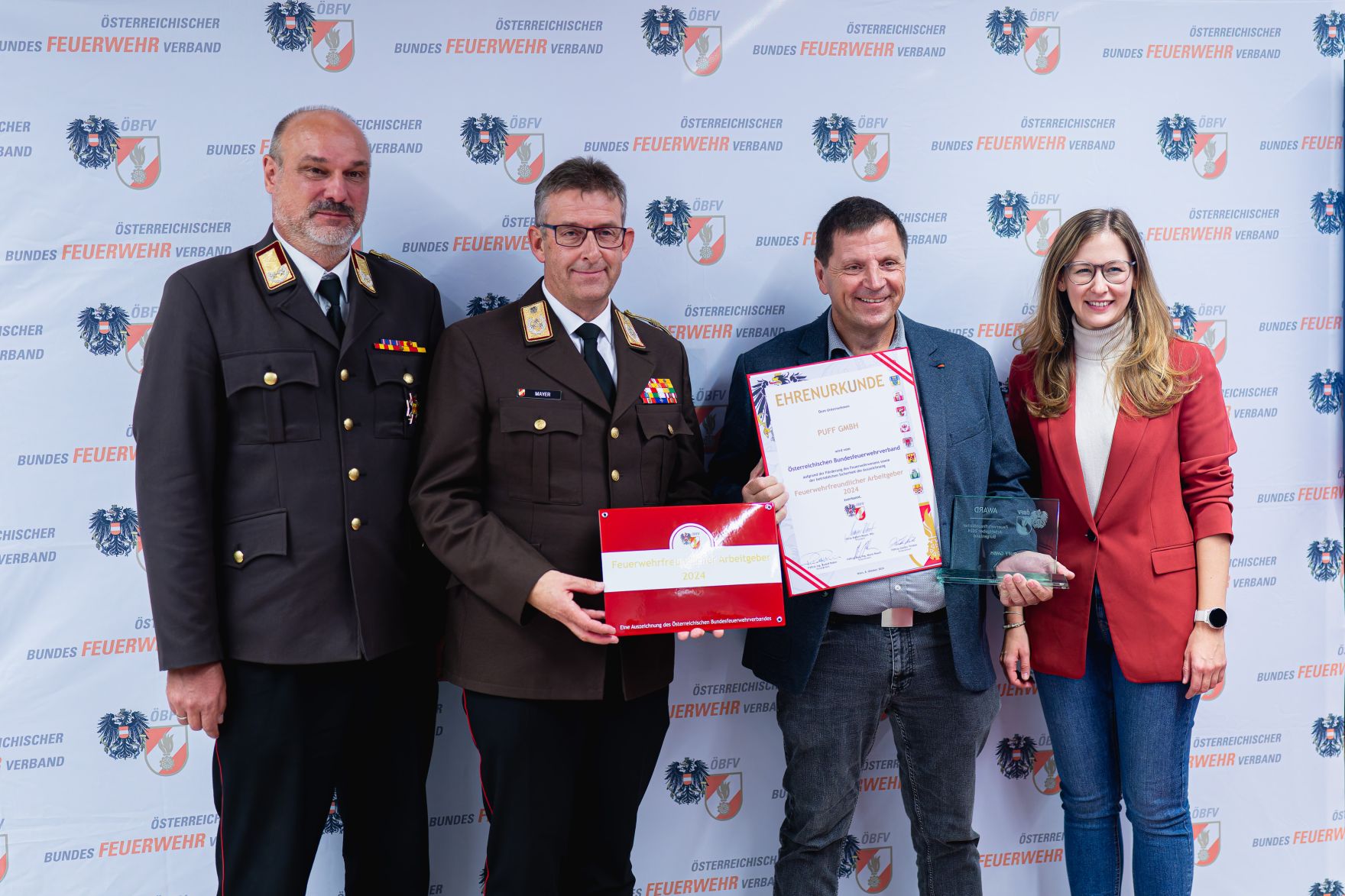 Am 8. Oktober 2024 verlieh Staatssekret&auml;rin Claudia Plakom (r.) Auszeichnungen f&uuml;r feuerwehrfreundliche Arbeitgeber.