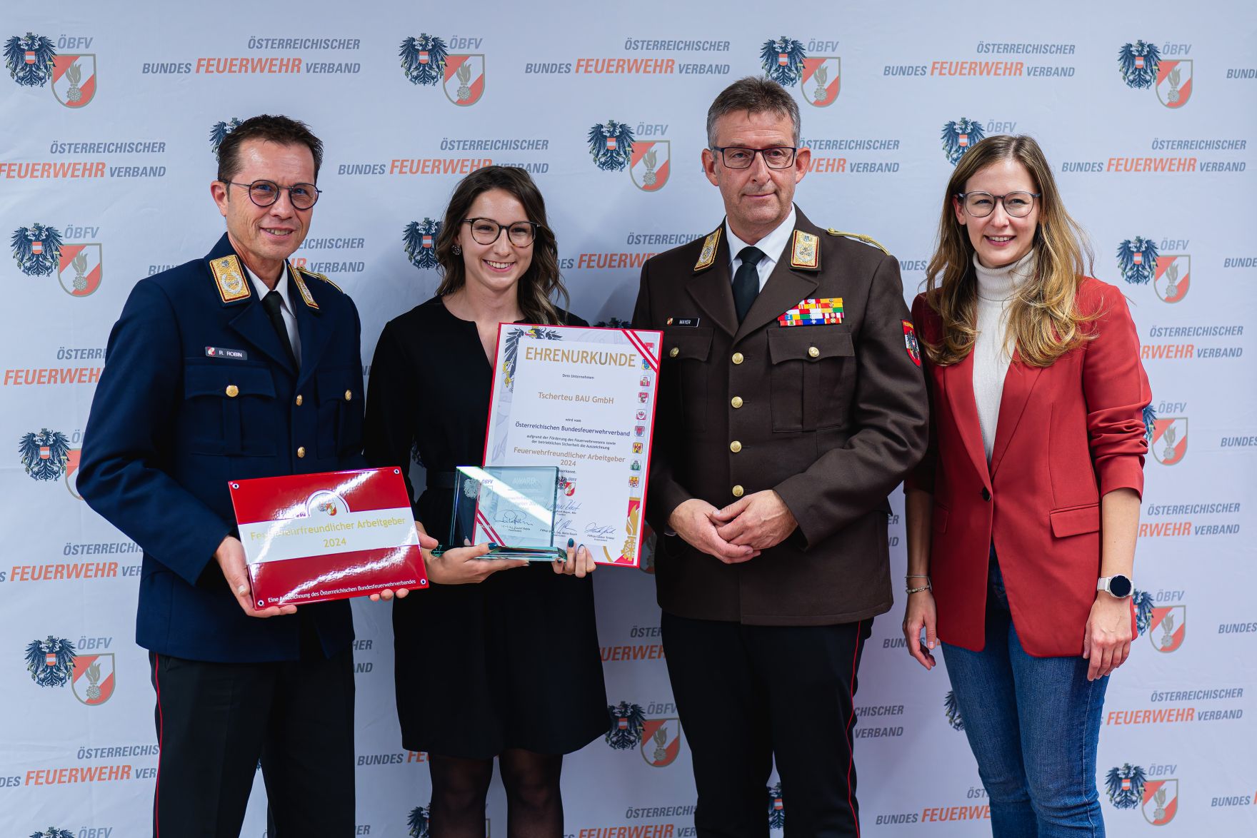 Am 8. Oktober 2024 verlieh Staatssekret&auml;rin Claudia Plakom (r.) Auszeichnungen f&uuml;r feuerwehrfreundliche Arbeitgeber.