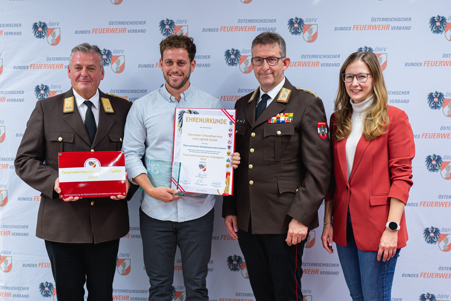 Am 8. Oktober 2024 verlieh Staatssekret&auml;rin Claudia Plakom (r.) Auszeichnungen f&uuml;r feuerwehrfreundliche Arbeitgeber.