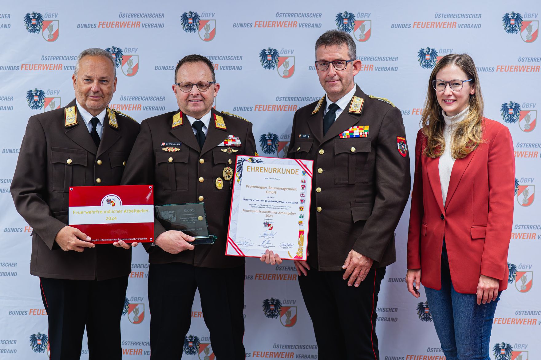 Am 8. Oktober 2024 verlieh Staatssekret&auml;rin Claudia Plakom (r.) Auszeichnungen f&uuml;r feuerwehrfreundliche Arbeitgeber.