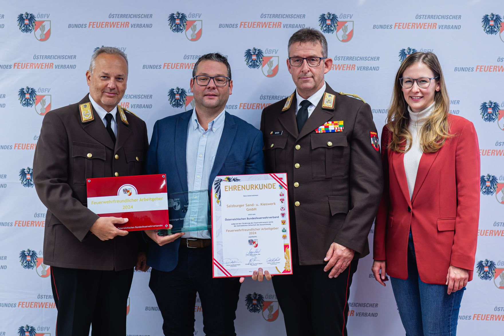 Am 8. Oktober 2024 verlieh Staatssekret&auml;rin Claudia Plakom (r.) Auszeichnungen f&uuml;r feuerwehrfreundliche Arbeitgeber.