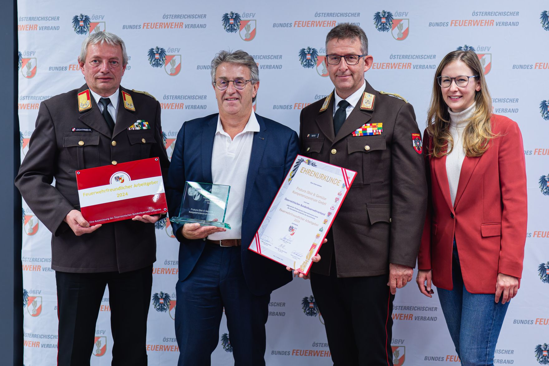 Am 8. Oktober 2024 verlieh Staatssekret&auml;rin Claudia Plakom (r.) Auszeichnungen f&uuml;r feuerwehrfreundliche Arbeitgeber.